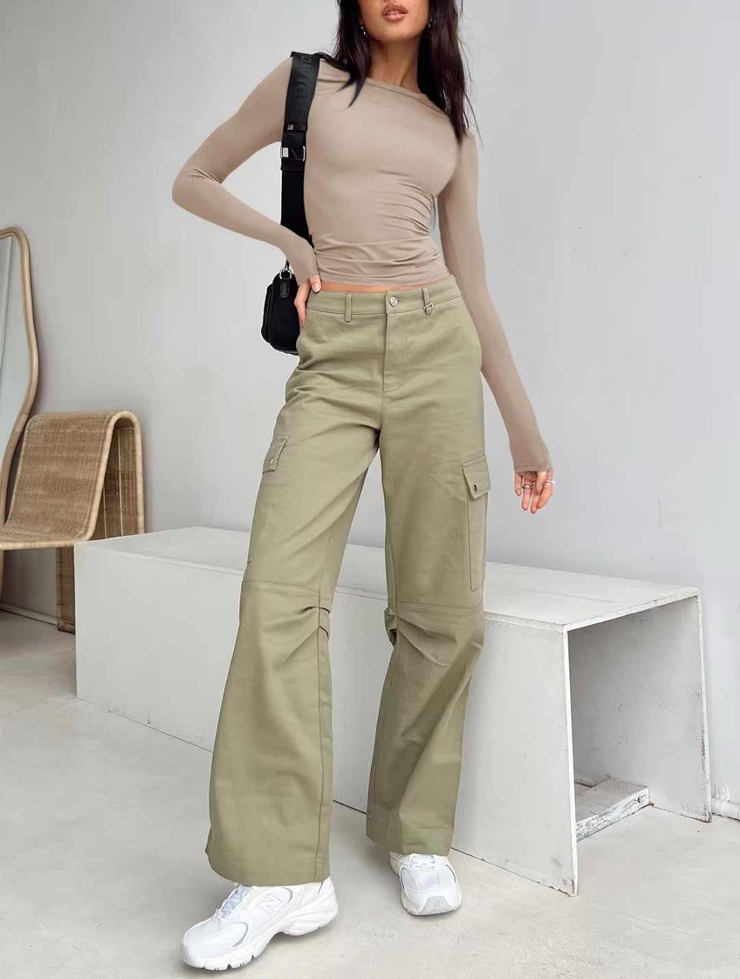 LACOZY Women's Slim Fit Crop Top - Casual Long Sleeve Tight Tee Shirt, Solid Color Crew Neck Streetwear for Going Out, Party, and Everyday Wear