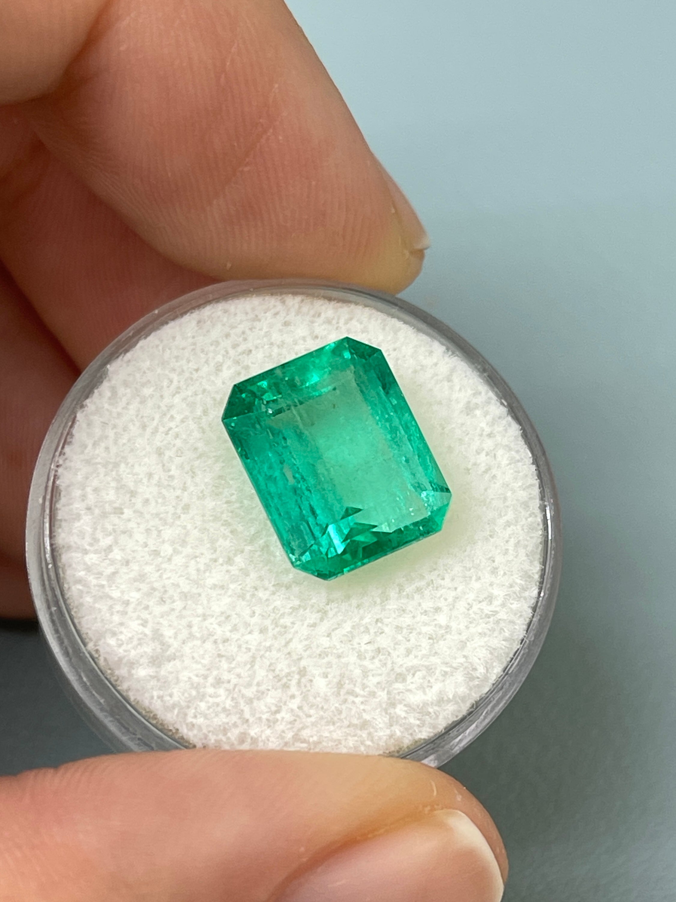 5.50 Carat 11.8mm x 9.7mm Medium Green Natural Loose Colombian Emerald - Classic Emerald Cut Gemstone for Jewelry Making, Engagement Rings & Luxury Gifts