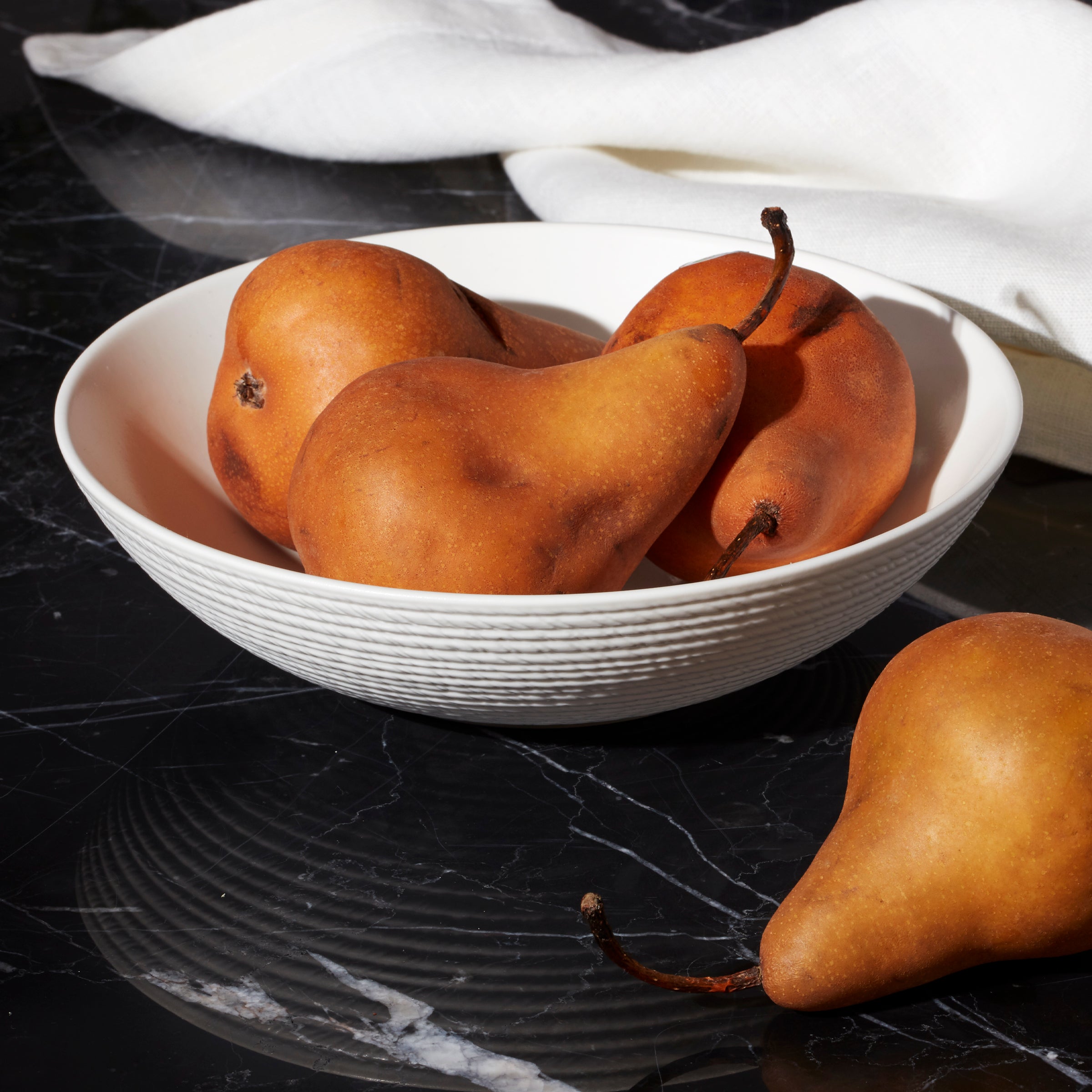 LX Collective White Serving Bowl - Elegant Ceramic Bowl for Salads, Pasta, and Desserts - Perfect for Dinner Parties, Family Gatherings, and Holiday Entertaining