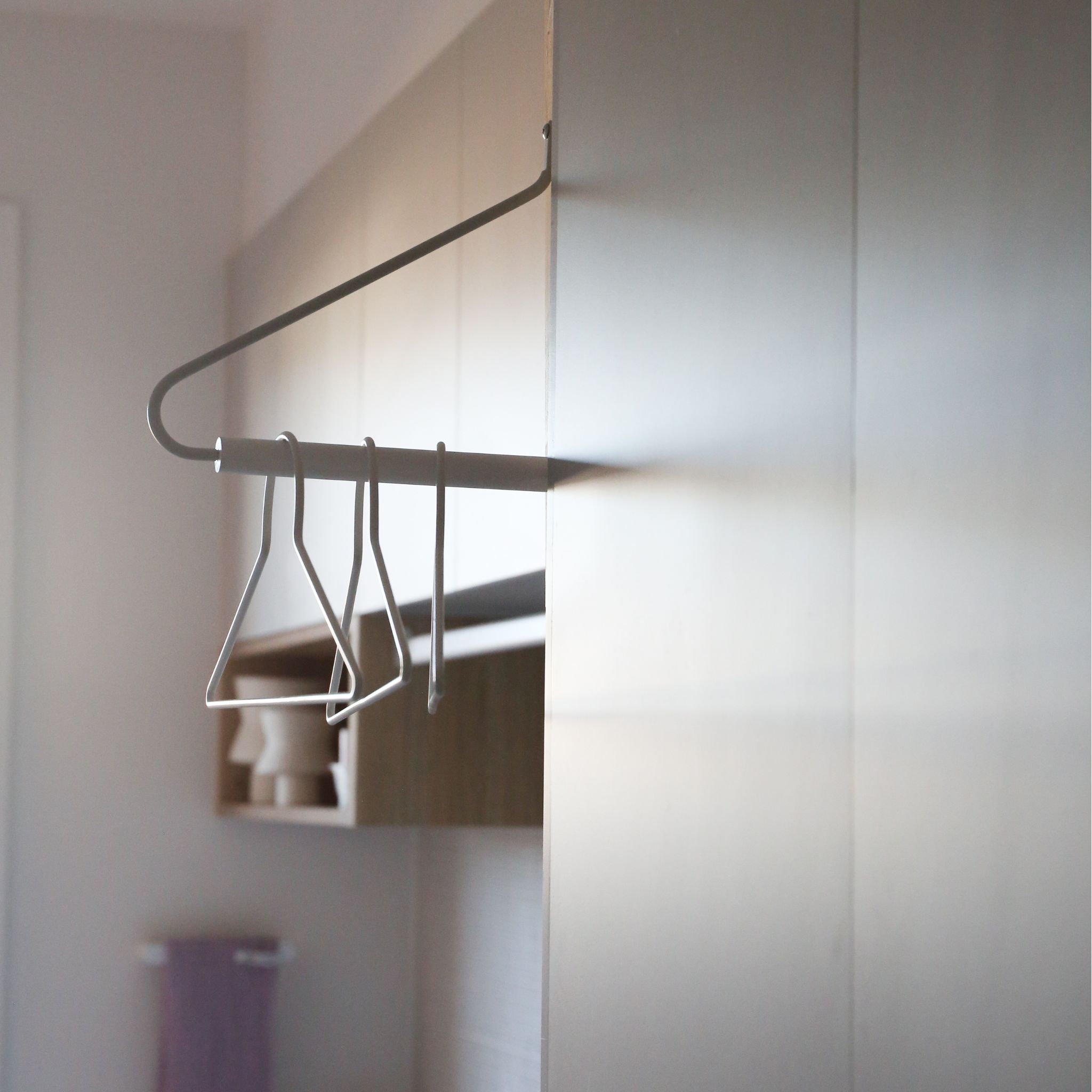 DESIGNSTUFF White Curve Clothes Rack - Freestanding Garment Rack for Bedroom, Closet & Laundry Room Organization | Space-Saving Clothing Storage Solution
