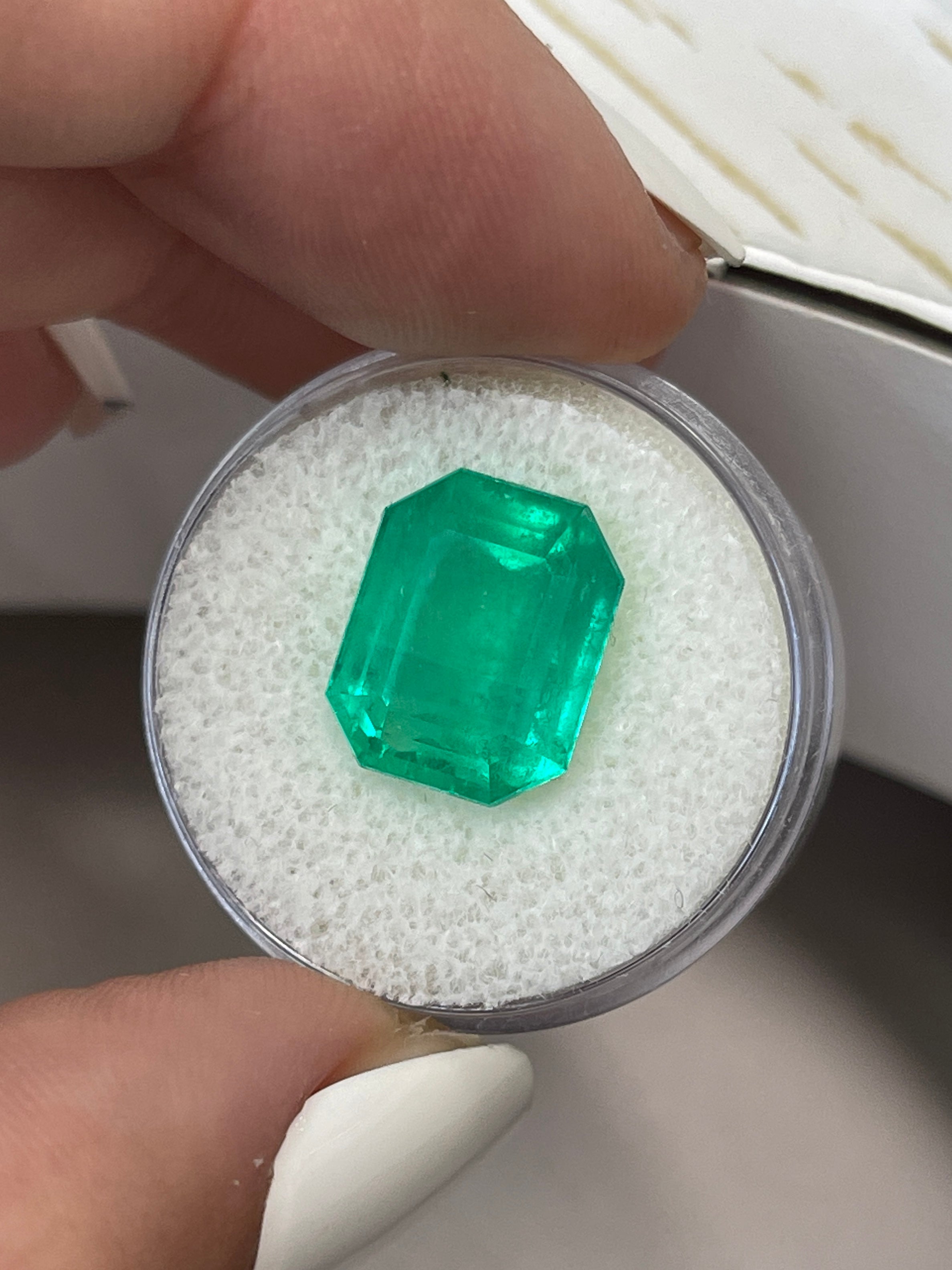 8.46 Carat 13x11mm Natural Colombian Emerald Gemstone - Classic Green Emerald Cut Loose Stone for Jewelry Making, Engagement Rings & Luxury Gifts