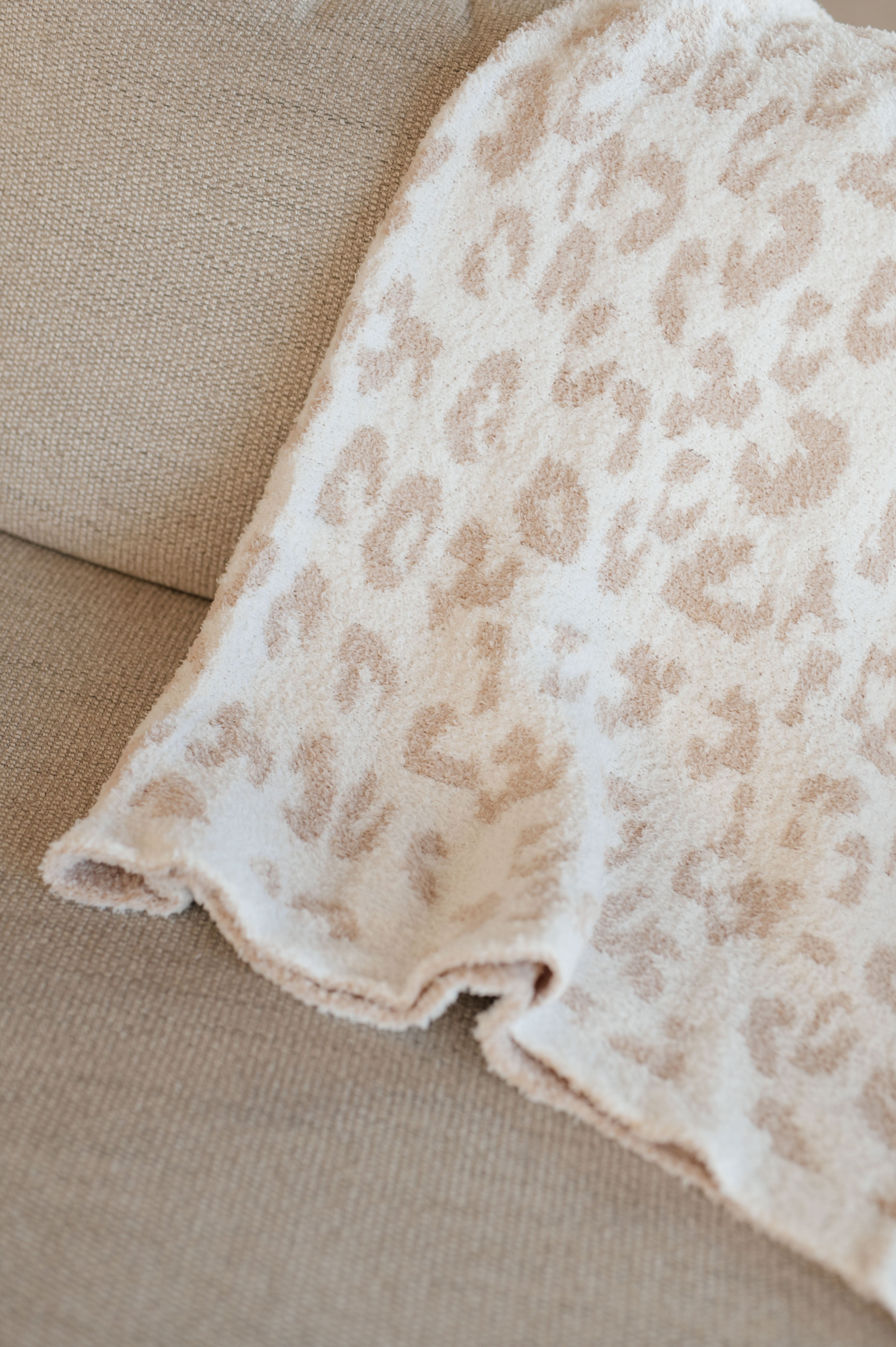 Ari Soft Fleece Blanket - Single Size Cozy Throw for Cuddling - Neutral Animal Print - Perfect for Bed, Sofa & Travel