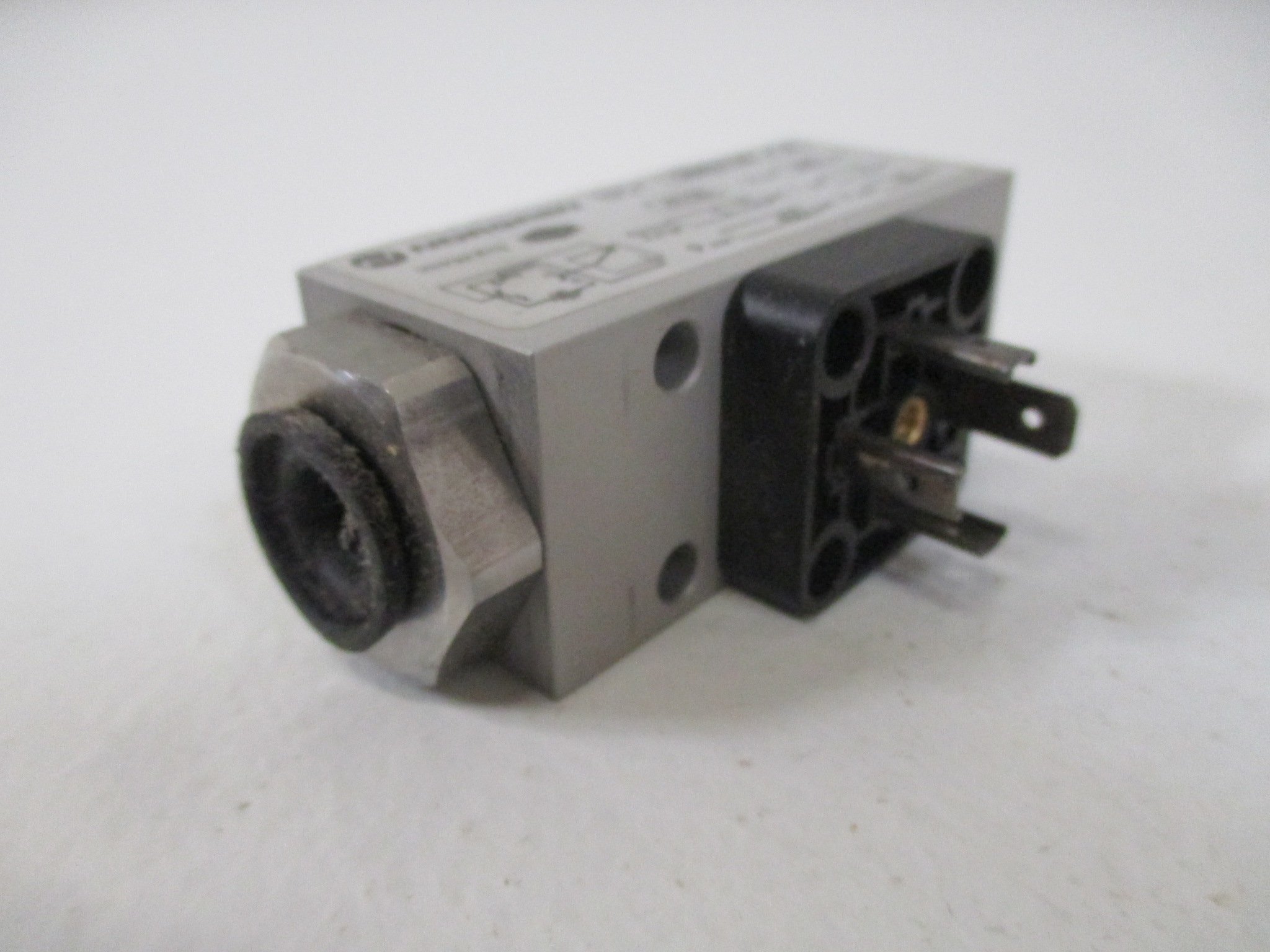 IMI Norgren 0882120 Pressure Switch, 18D 1/4 NPT, 70-1000 PSI Range, Industrial Air & Hydraulic Systems - Perfect for Pneumatic Controls, Compressors, and Fluid Power Applications