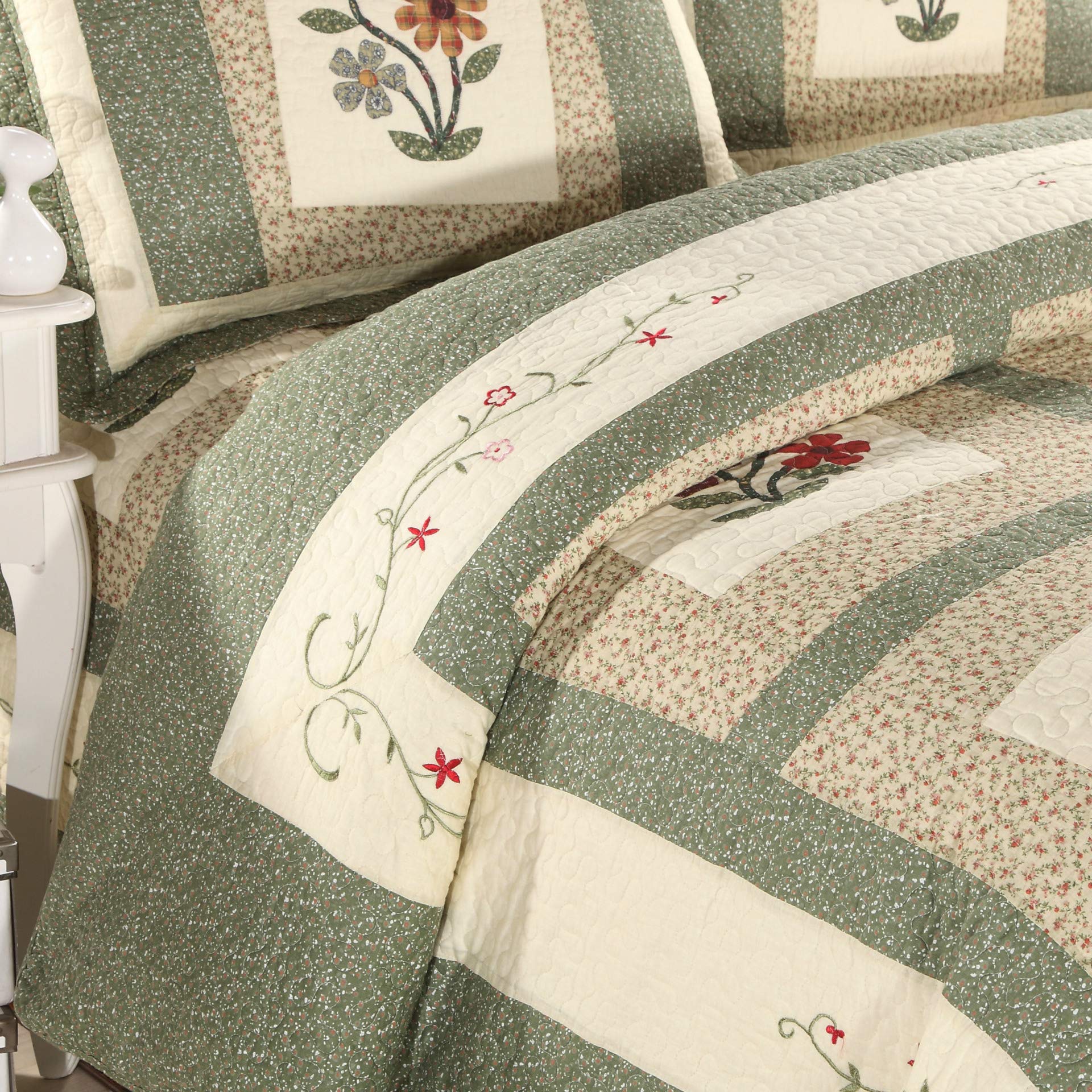 VCTOPS Farmhouse Green 2-Piece Embroidered Floral Quilted Bedspread Set - 100% Cotton Reversible Patchwork Coverlet with 1 Quilt & 1 Pillow Sham (Twin Size) - Perfect for Cozy Bedroom Decor, Guest Room & Farmhouse Style Home