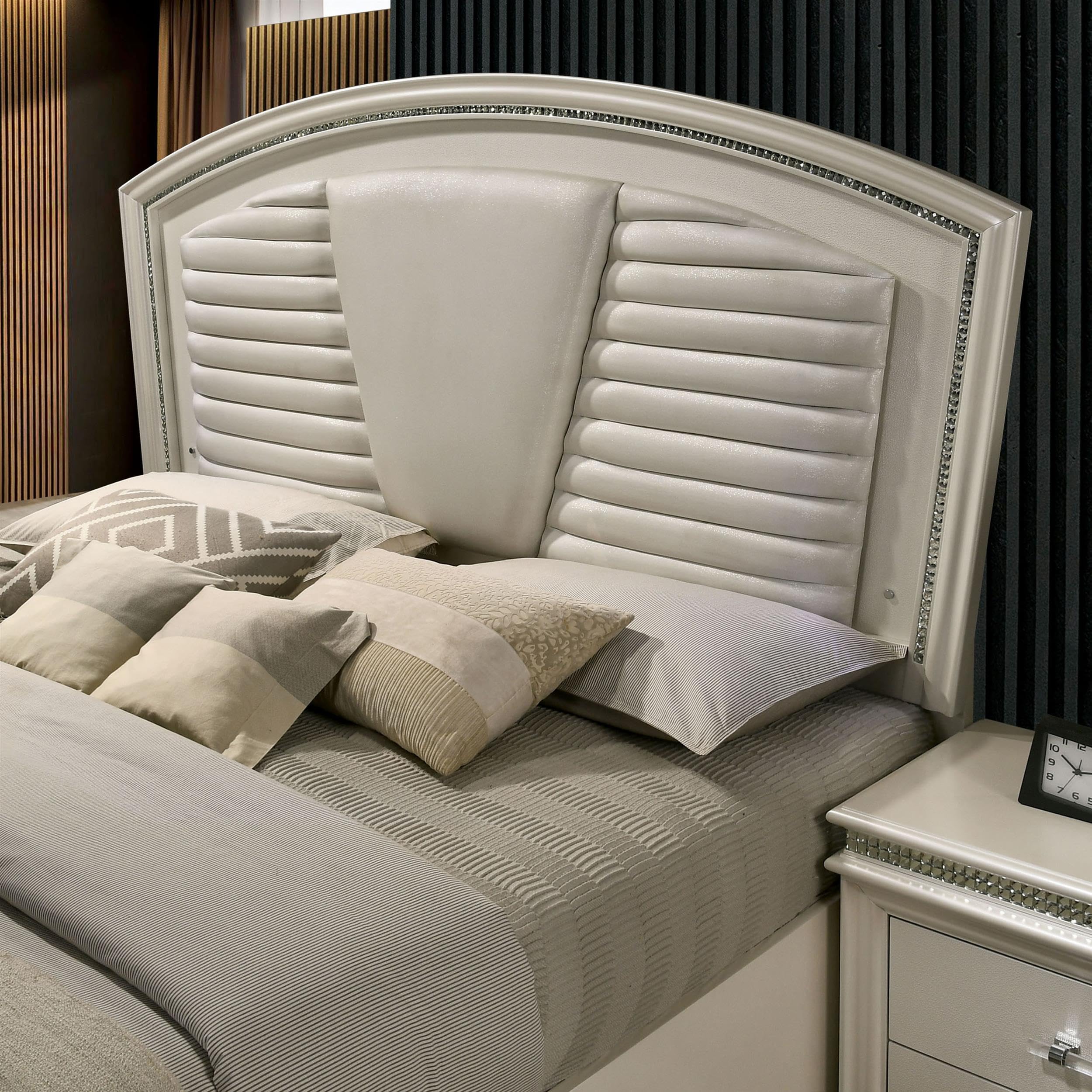 Furniture of America FOA Plumley 3-Piece White Wood Bedroom Set - Queen Size Bed with 2 Nightstands for Modern Home Decor | Perfect for Master Bedroom, Guest Room & Apartment Furniture