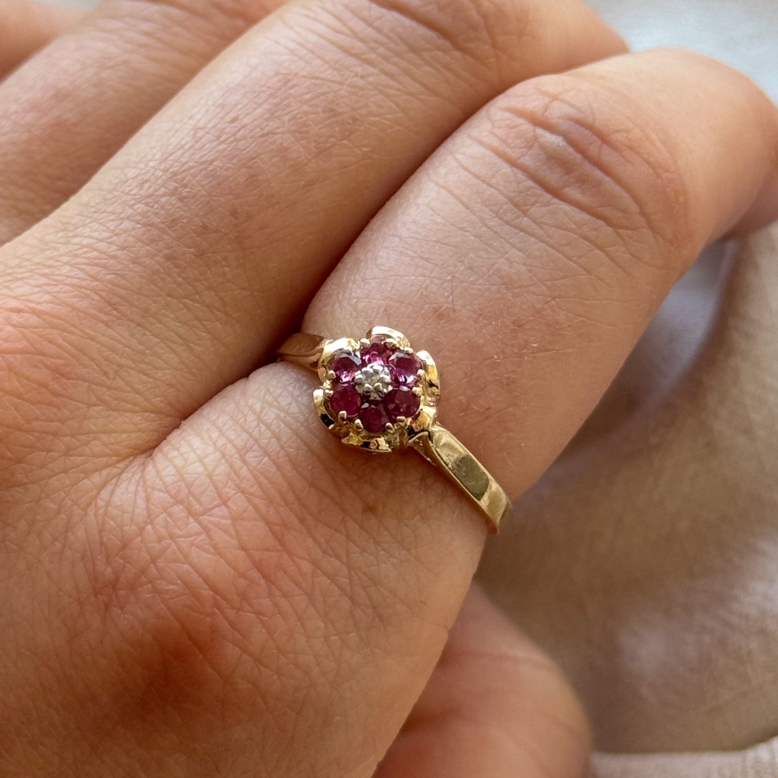 Exquisite Ruby & Diamond Flower Ring - 0.30ctw Gemstone, 0.007ct Diamond, Size 8.25 - Perfect for Anniversary Gifts, Valentine's Day & Special Occasions