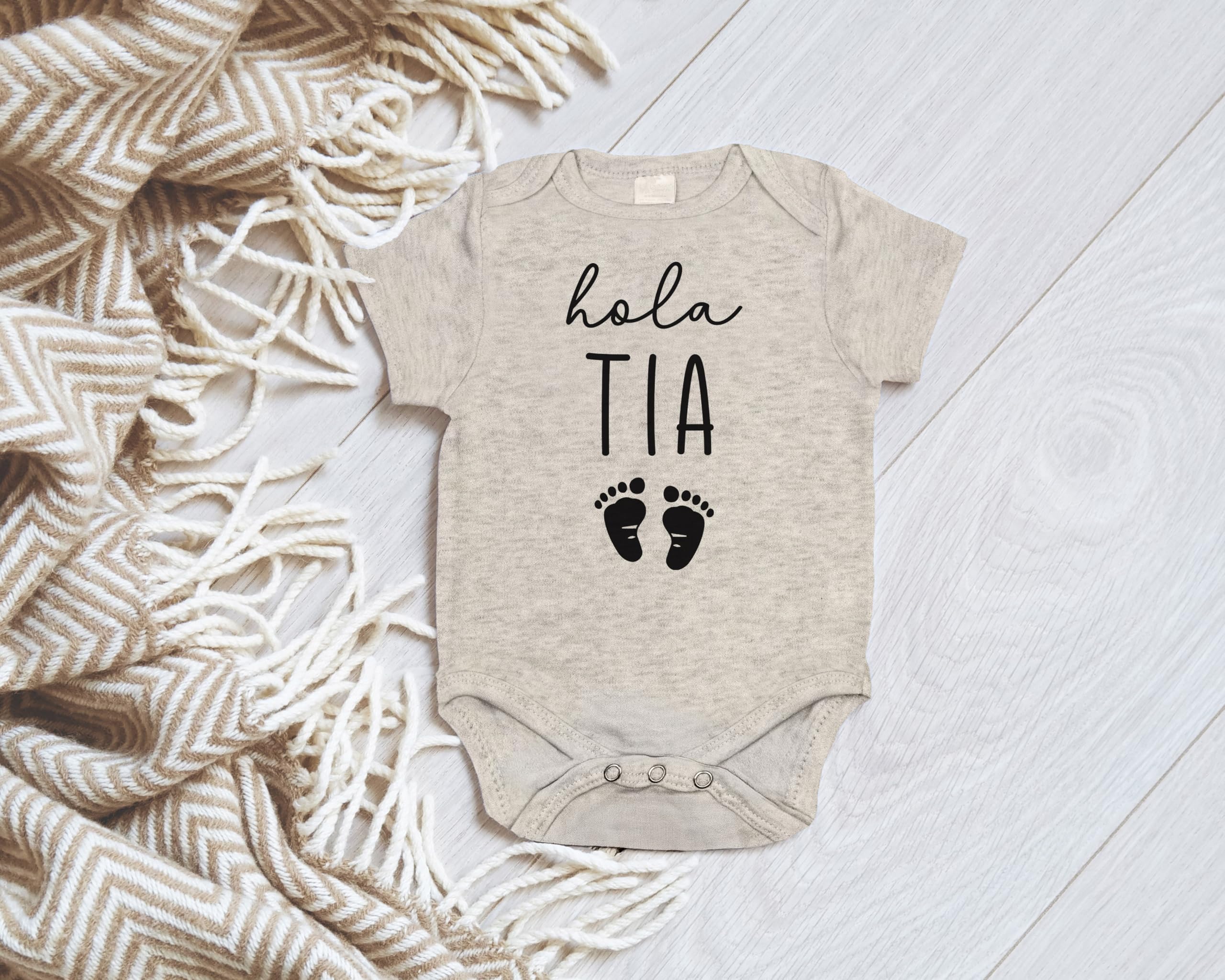Surprise Pregnancy Announcement Gift for Spanish Aunt - 'Hola Tía' Baby Reveal Present for Sister (0-3 Months, Natural Cotton) | Perfect for Gender Reveal Parties & Newborn Photo Shoots