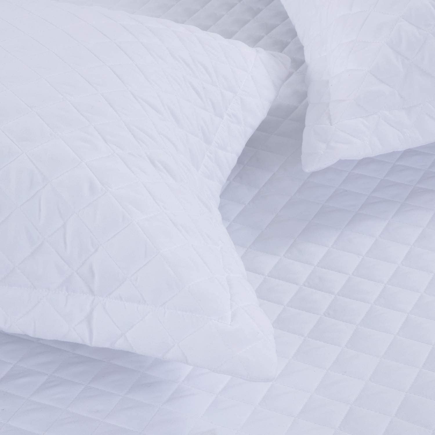HOMBYS 3 Piece Oversized King Quilt Set - 128x120 Inches Reversible Lightweight Bedspread & Summer Comforter Set | Breathable All-Season Coverlet for King Size Beds | Perfect for Guest Rooms, Master Bedrooms & Vacation Homes (White)