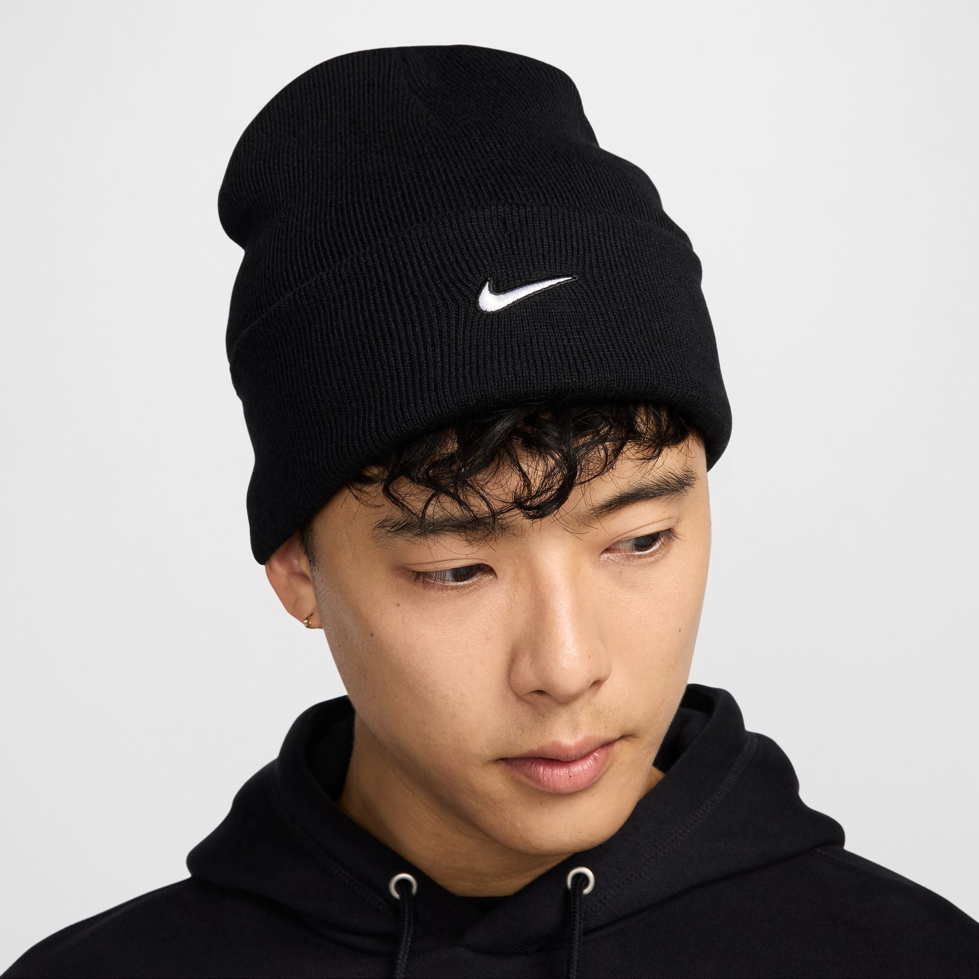 Nike Men's Peak Swoosh Beanie - Winter Warm Knit Hat for Running, Skiing & Outdoor Activities