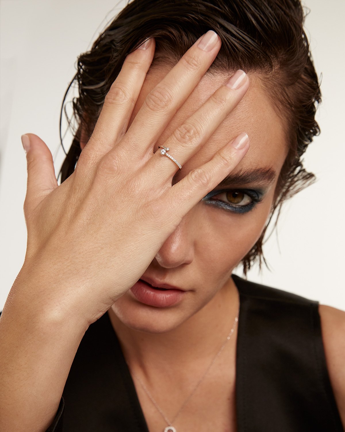 Elegant GRID Diamond & White Gold Swing Ring for Women | Dainty Stackable Band for Everyday Wear, Gift & Special Occasions