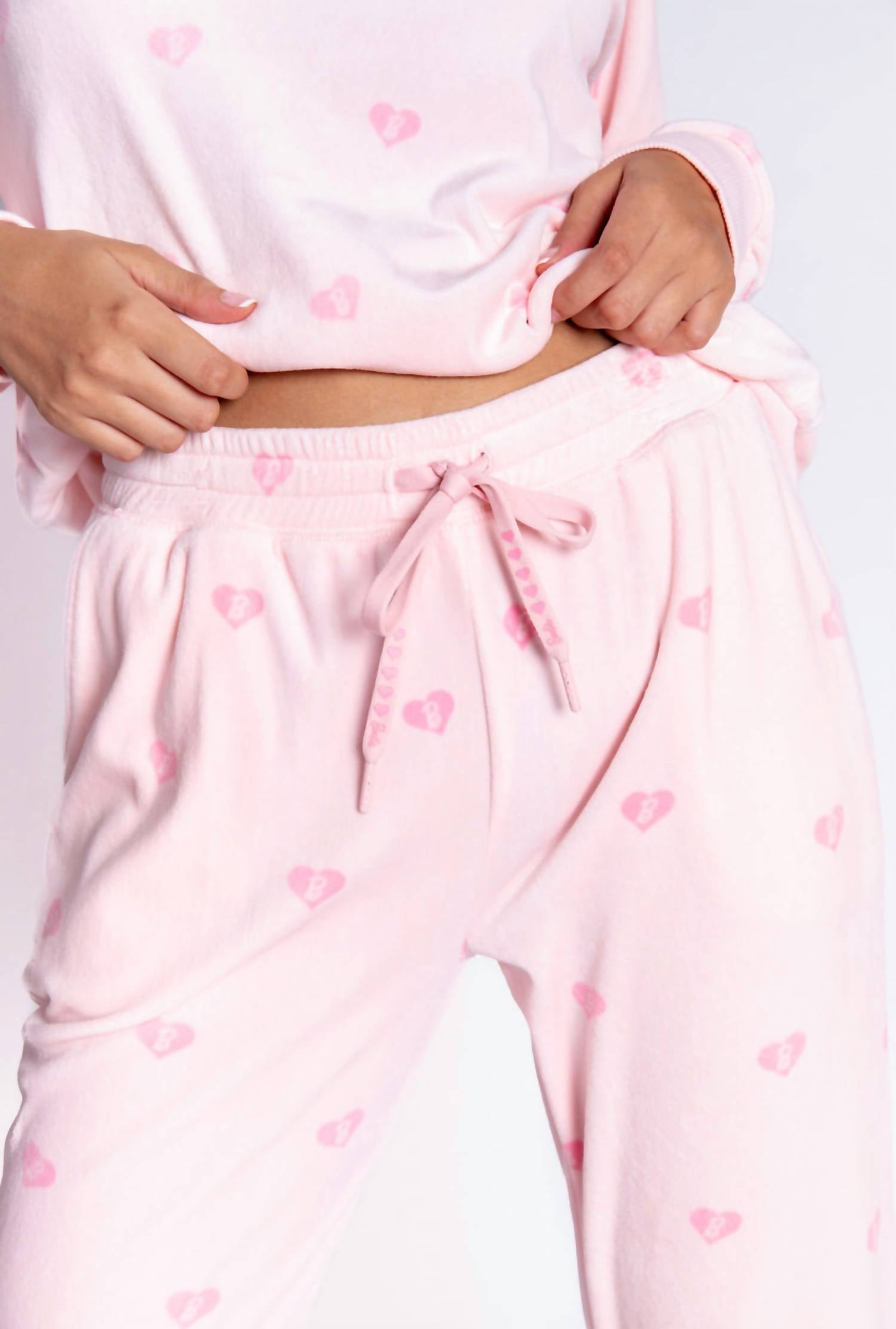 Barbie Fashions Luxe Velour Lounge Set in Pink Mist - Soft & Cozy 2-Piece Outfit for Girls, Perfect for Playtime, Sleepovers & Relaxing at Home