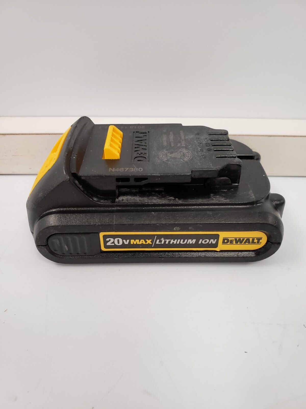 DEWALT DCB201 20V MAX Lithium-Ion Battery Pack - Compatible with DEWALT 20V Power Tools - Perfect for Drilling, Sawing & Construction Projects