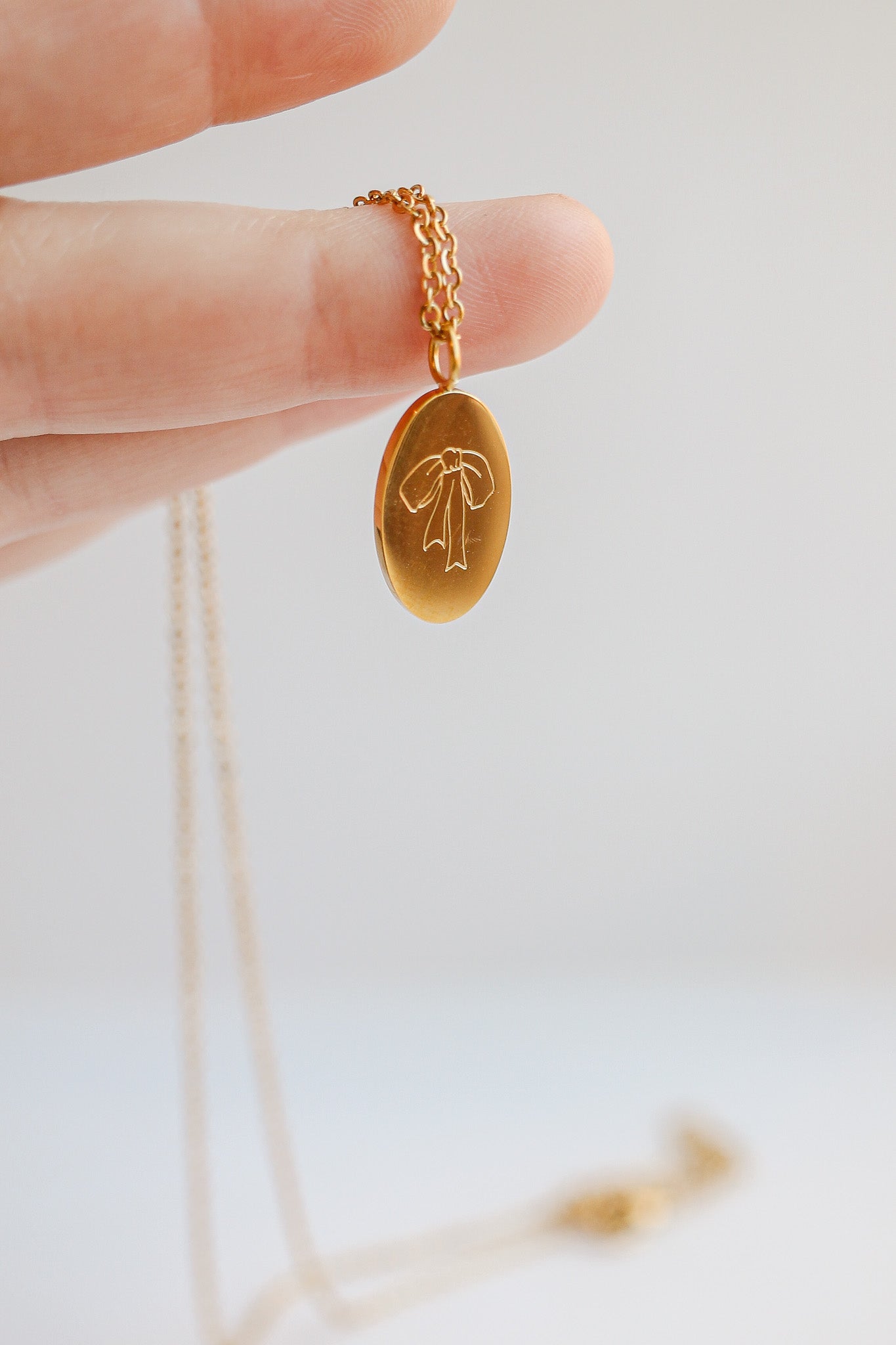 Elegant Gold Bow Pendant Necklace for Women - Perfect Gift for Valentine's Day, Anniversary & Special Occasions
