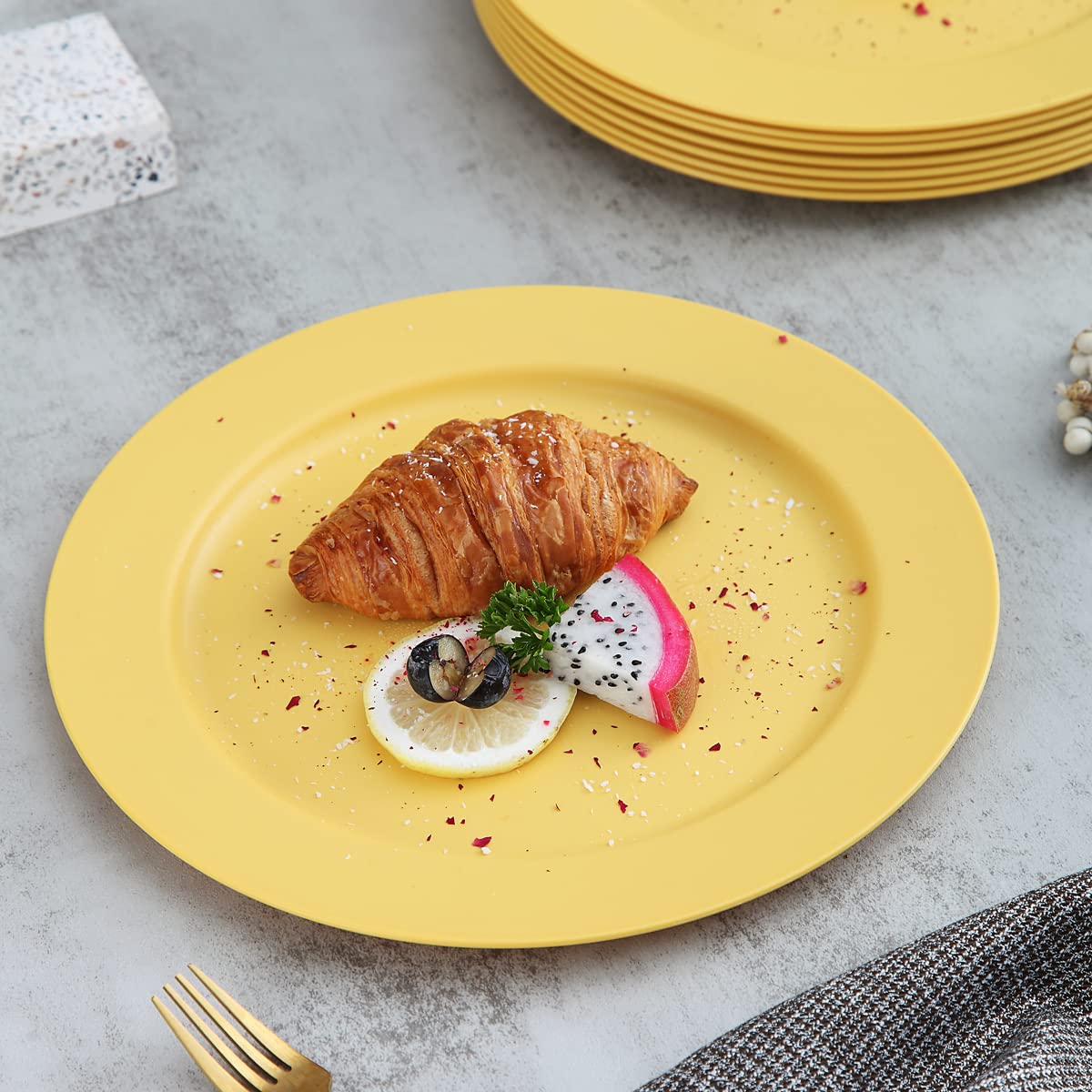 Kyraton 10 Inch Large Plastic Plates Set of 8 - Unbreakable, Dishwasher & Microwave Safe, BPA-Free, Lightweight Dinner Plates in Gold Yellow - Perfect for Parties, Picnics, Camping & Everyday Use