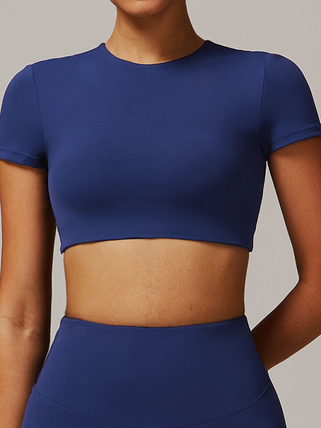 ZASUWA Women's Solid Color Backless Crop Top with Built-in Pads - Short Sleeve Casual Shirt for Summer, Beach, and Party Wear