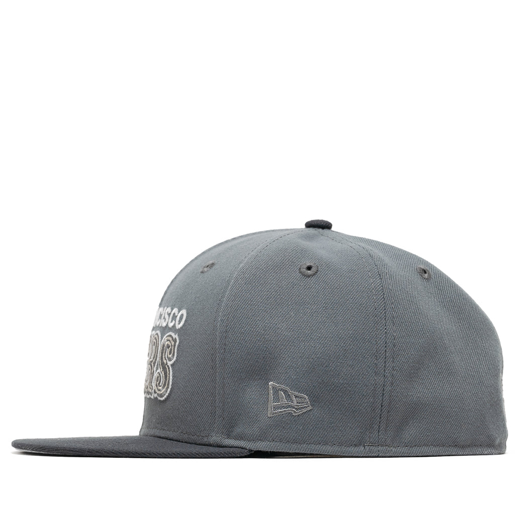 New Era x Politics San Francisco 49ers 59FIFTY Fitted Hat - Smoke Grey - Official NFL Licensed Cap for Men & Women - Perfect for Game Day, Sports Events & Streetwear Fashion