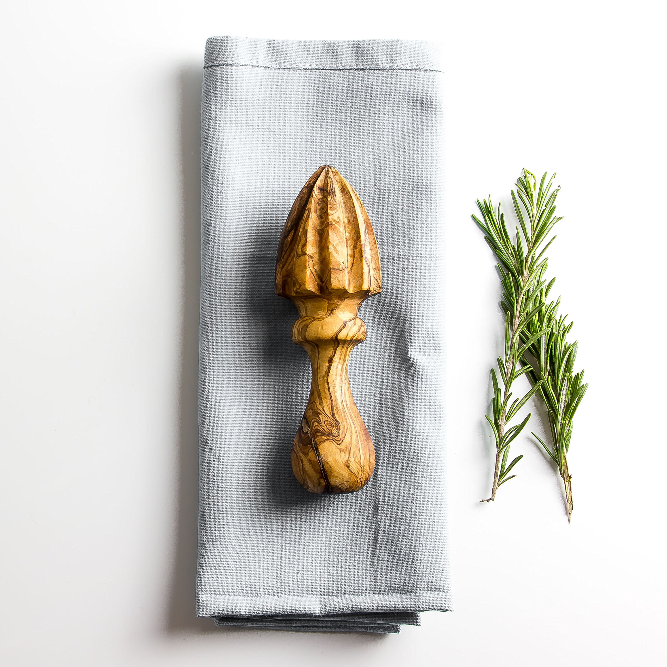 Premium Olive Wood Lemon Press - Handcrafted Citrus Juicer & Squeezer for Fresh Lemon Juice | Natural Wooden Lemon Juicer | 15cm Traditional Kitchen Tool for Cocktails, Cooking & Healthy Drinks