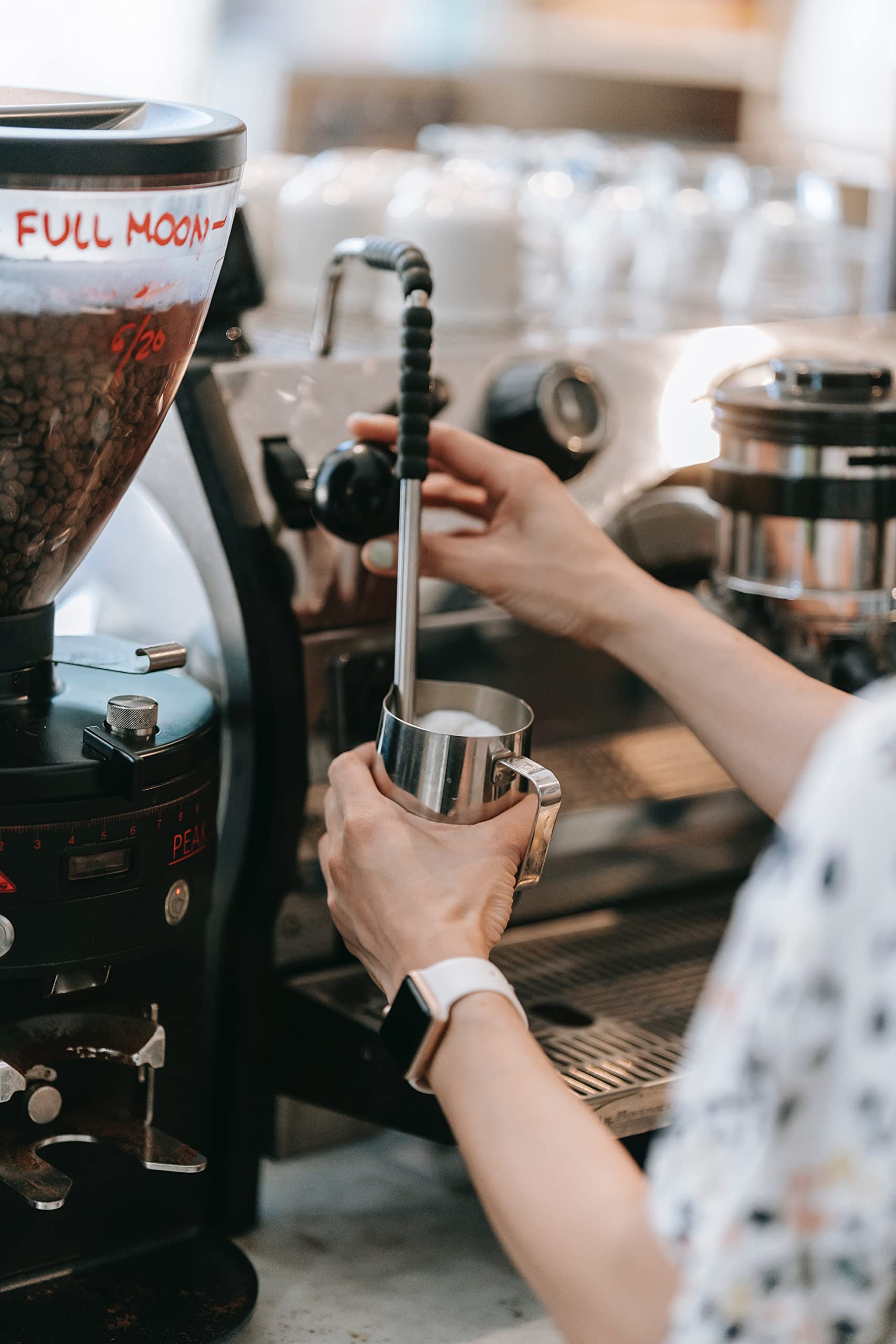 Premium Stainless Steel Milk Frother Pitcher for Coffee Machine - 1 Liter (1000ml) Barista Milk Steaming Jug - Perfect for Lattes, Cappuccinos & Hot Chocolate at Home or Cafe