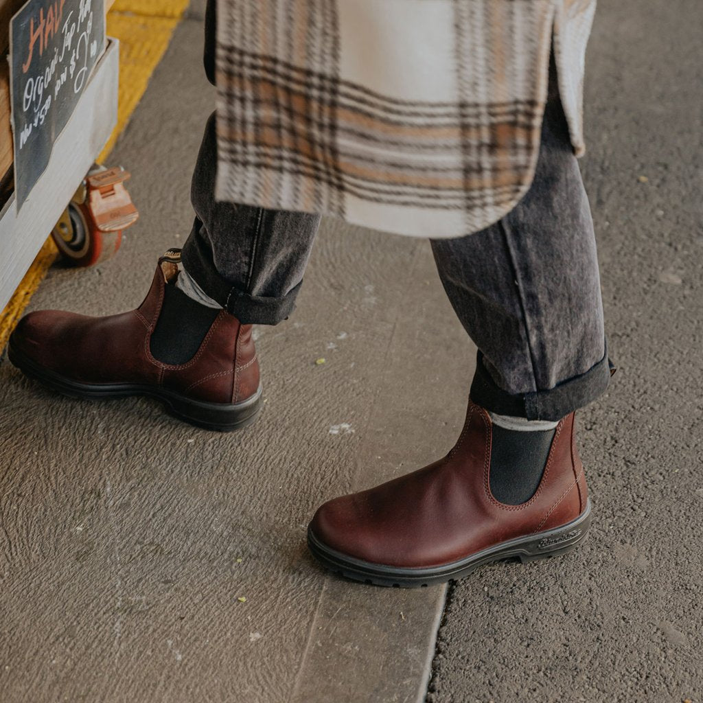 Blundstone 2130 Classic Chelsea Boots - Waterproof Leather Ankle Boots for Men & Women - Auburn Brown - Perfect for Work, Hiking & Outdoor Adventures