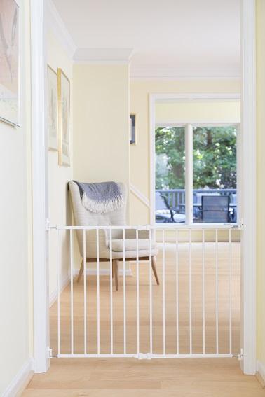 Qdos Extending SafeGate - Expandable Baby Safety Gate for Doorways & Stairs | Perfect for Childproofing Homes & Pet Barriers