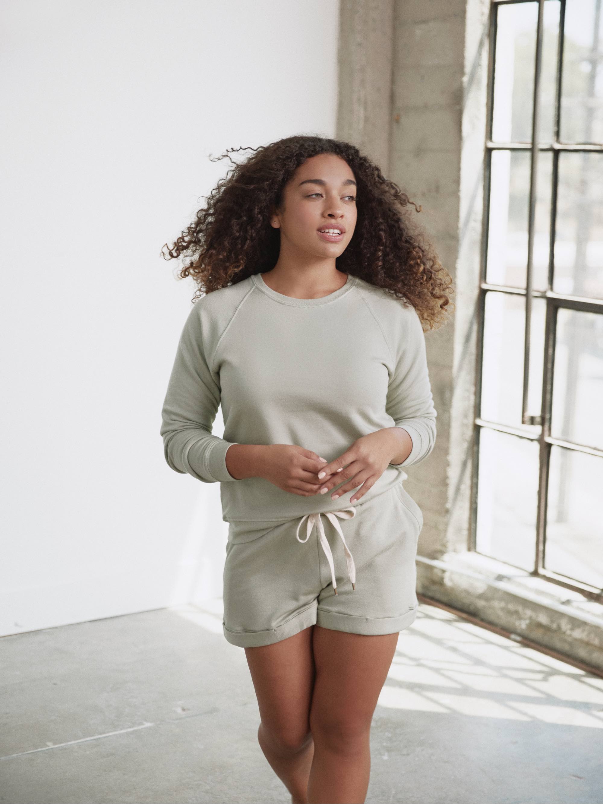 Cozy Fleece Crewneck Pullover Sweatshirt for Women & Men - Soft Winter Warm Pullover - Casual Loungewear & Outdoor Activities