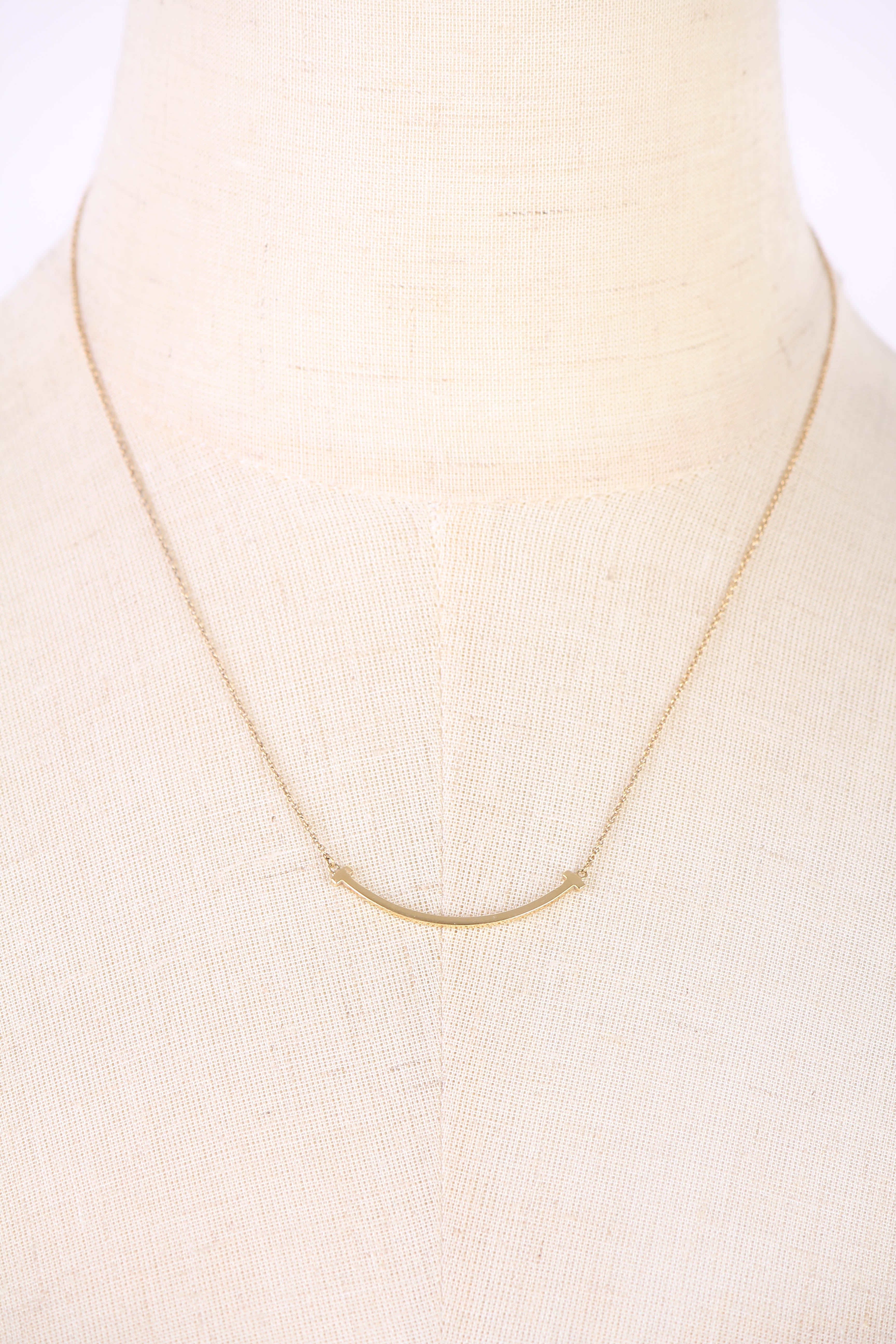 18K Gold Smile Pendant Necklace for Women - Elegant Layering Jewelry Gift for Birthday, Anniversary & Valentine's Day - Perfect for Everyday Wear & Special Occasions