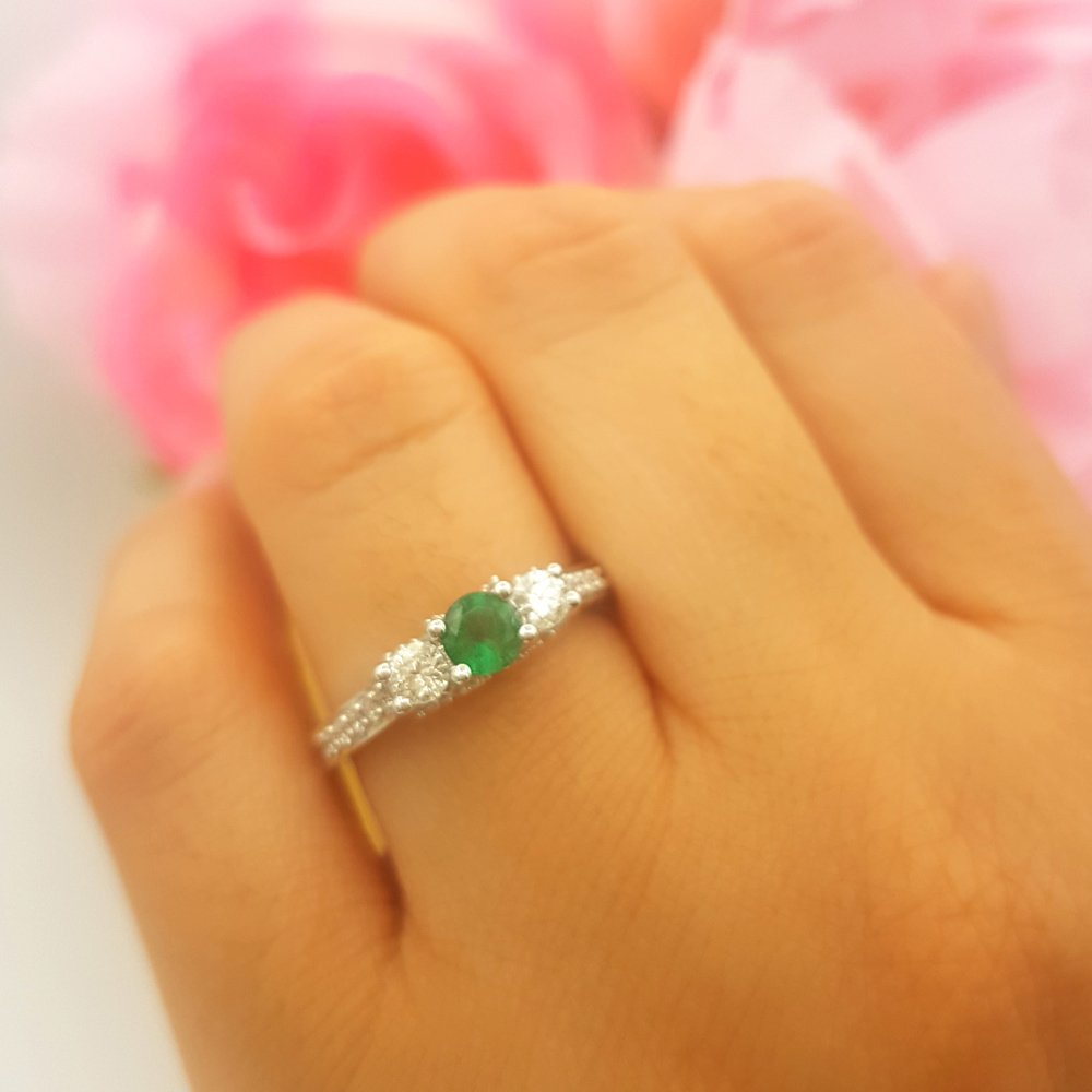 Dazzlingrock Collection 14K Solid White Gold Round White Diamond & Emerald 3-Stone Women's Bridal Engagement Ring – Perfect for Proposals, Weddings & Anniversary Gifts