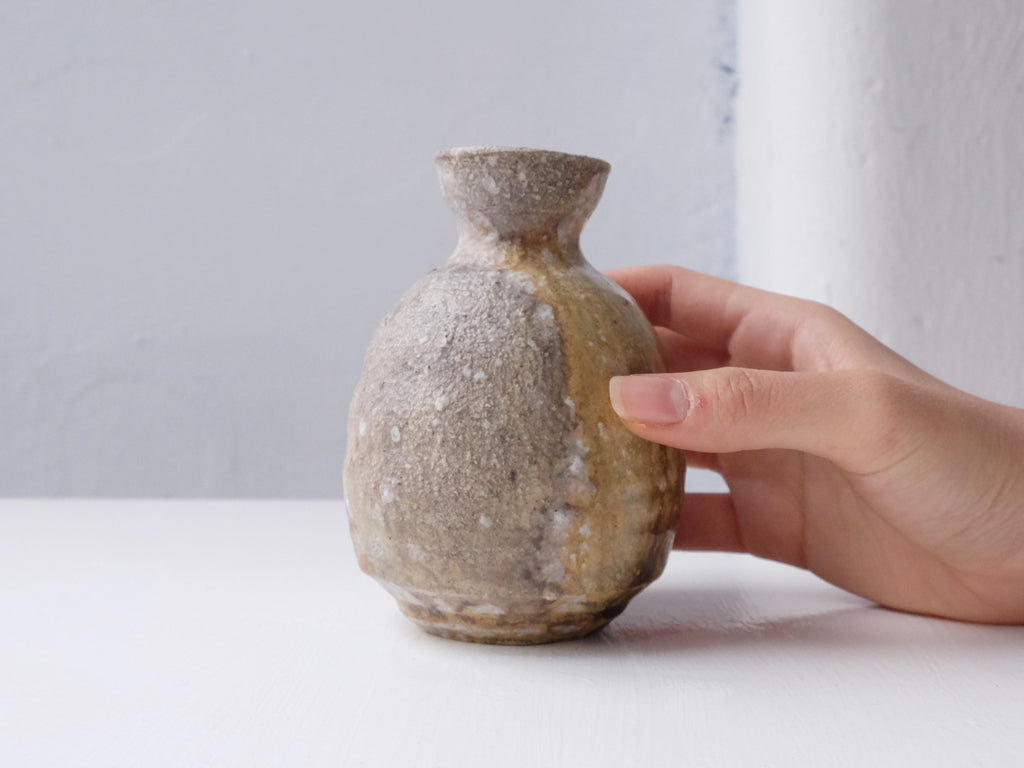 Premium Japanese Tokkuri Sake Decanter by Shūji Haneishi - Elegant Ceramic Sake Bottle for Traditional Japanese Dining & Gift Giving