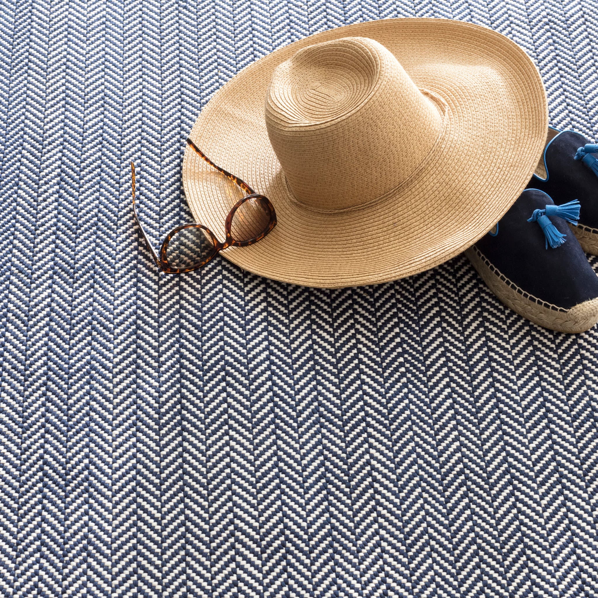 Handwoven Herringbone Indoor Outdoor Rug - Navy Ivory Bohemian Style Area Carpet for Living Room, Bedroom, Patio & Deck Decor