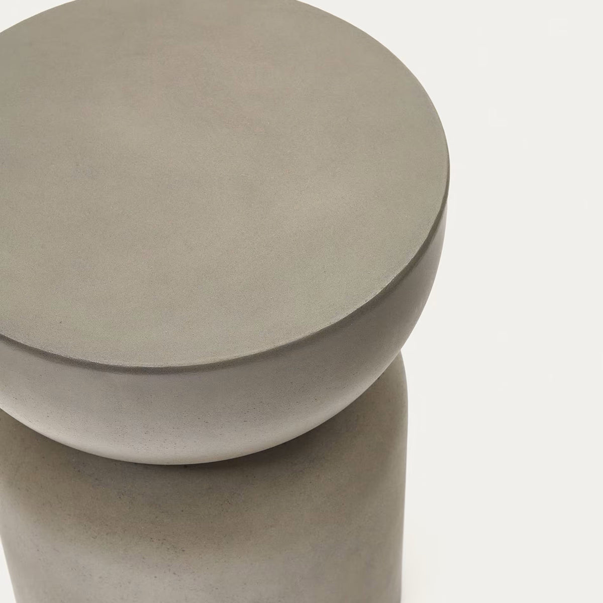 Garbet Outdoor Round Side Table - Durable Patio Furniture for Garden, Poolside, Deck & Balcony - Weather-Resistant Small Accent Table for Drinks & Decor