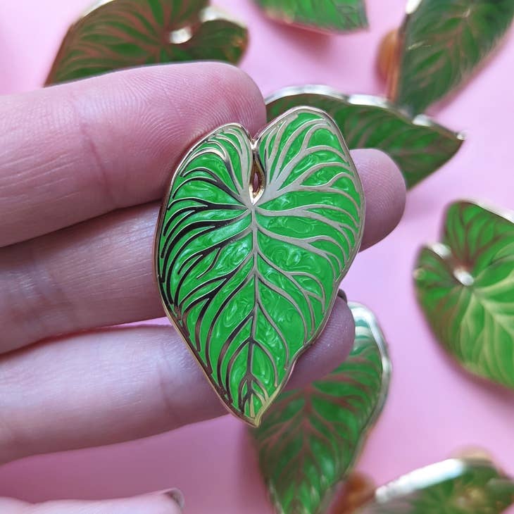 Anthurium Leaf Enamel Pin - Tropical Floral Brooch for Lapel, Jacket & Backpack - Perfect for Nature Lovers & Plant Enthusiasts