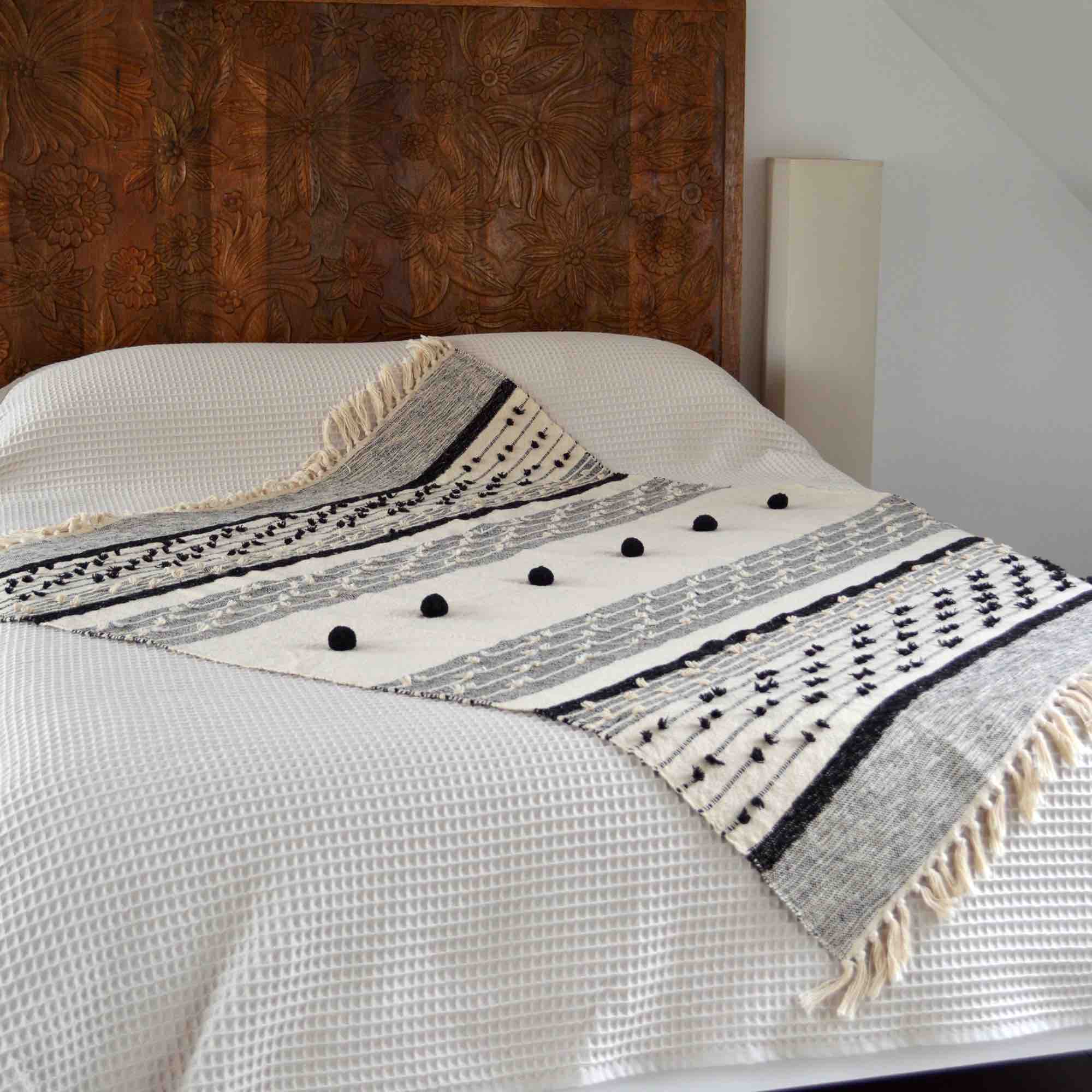 Nina Textured Throw Blanket - Soft Grey and White Cozy Knit Bedding for Couch, Sofa & Bed - Perfect for Winter Warmth and Home Decor