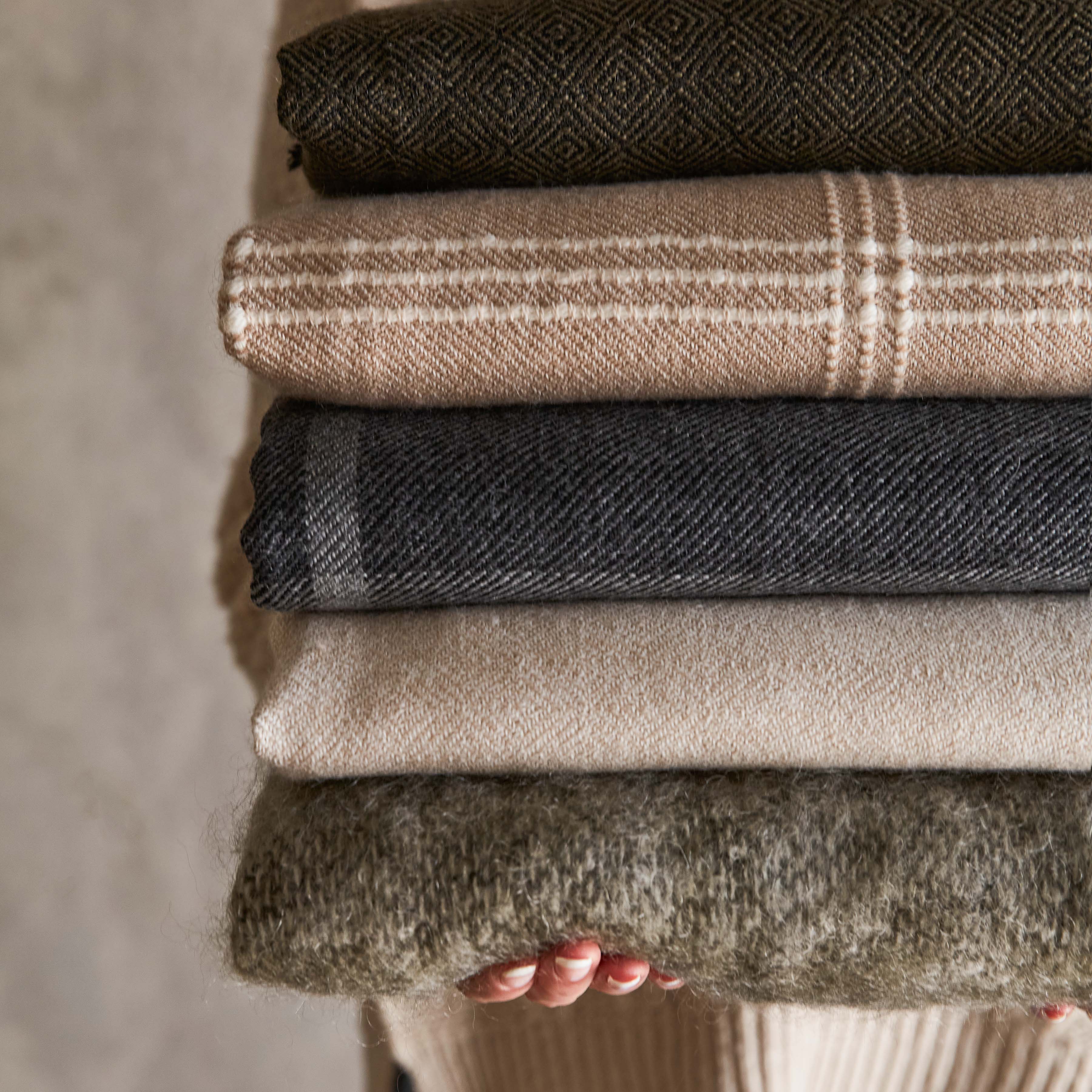 Soft & Cozy Alpaca Wool Throw Blanket - Luxurious Handwoven 100% Baby Alpaca - Perfect for Couch, Bed & Winter Warmth - Elegant Home Decor Gift