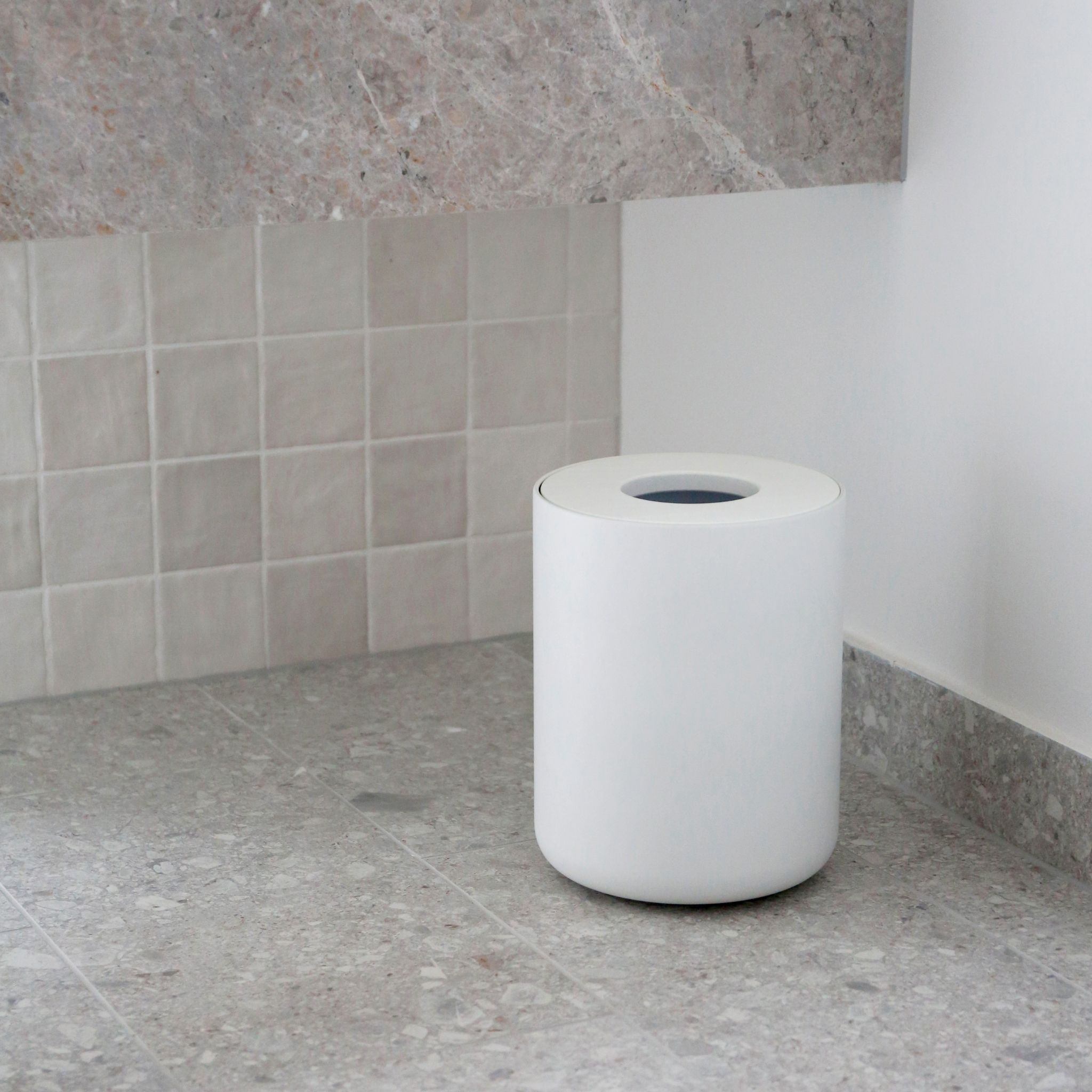 DESIGNSTUFF Round Trash Can - White, 10 Gallon Small Wastebasket for Bathroom, Bedroom, Office & Kitchen | Durable Plastic Bin with Lid