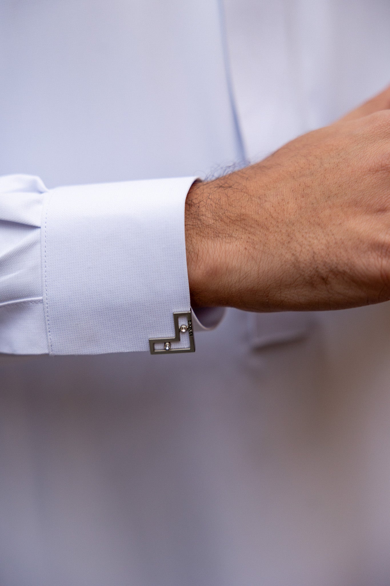 J122 White Buckle Cuff Thobe for Men - Traditional Arabic Robe with Adjustable Buckles - Perfect for Eid, Weddings & Special Occasions