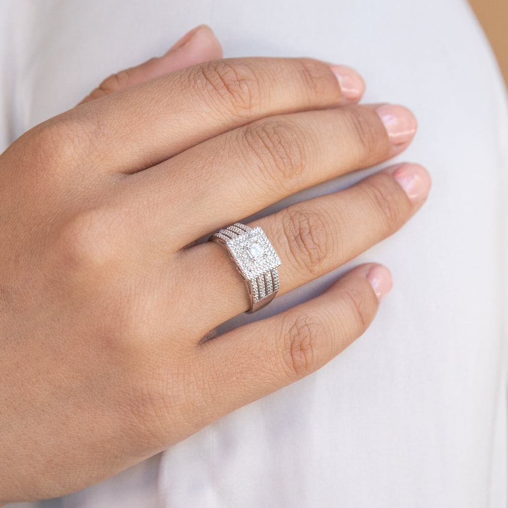 9ct White Gold 0.90 Carat Diamond Halo Ring with Princess & Brilliant Cut Diamonds | Elegant Engagement & Wedding Ring for Women | Perfect for Proposals, Anniversaries & Special Occasions