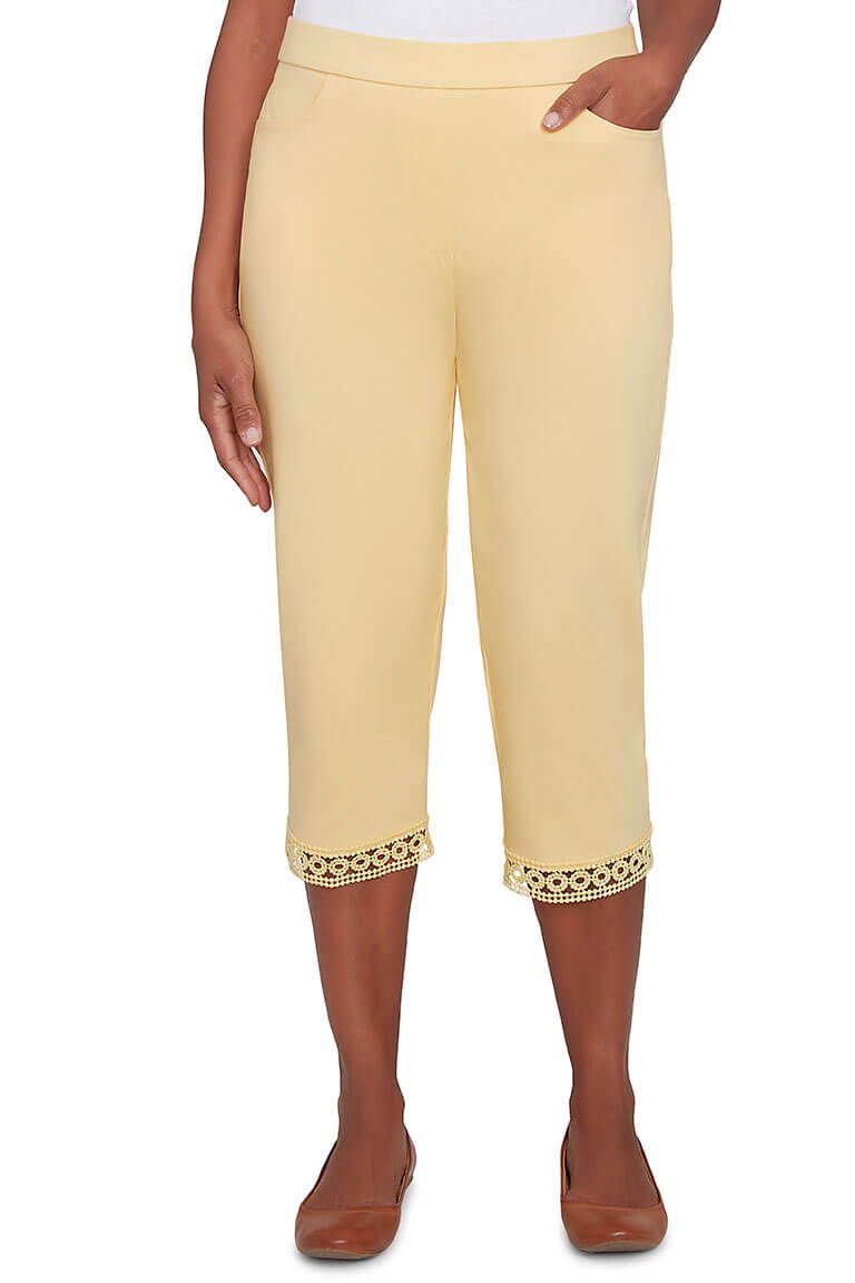 Petite Crochet Hem Capri Pants for Women - Stylish & Comfortable Summer Casual Wear for Outings & Beach Trips