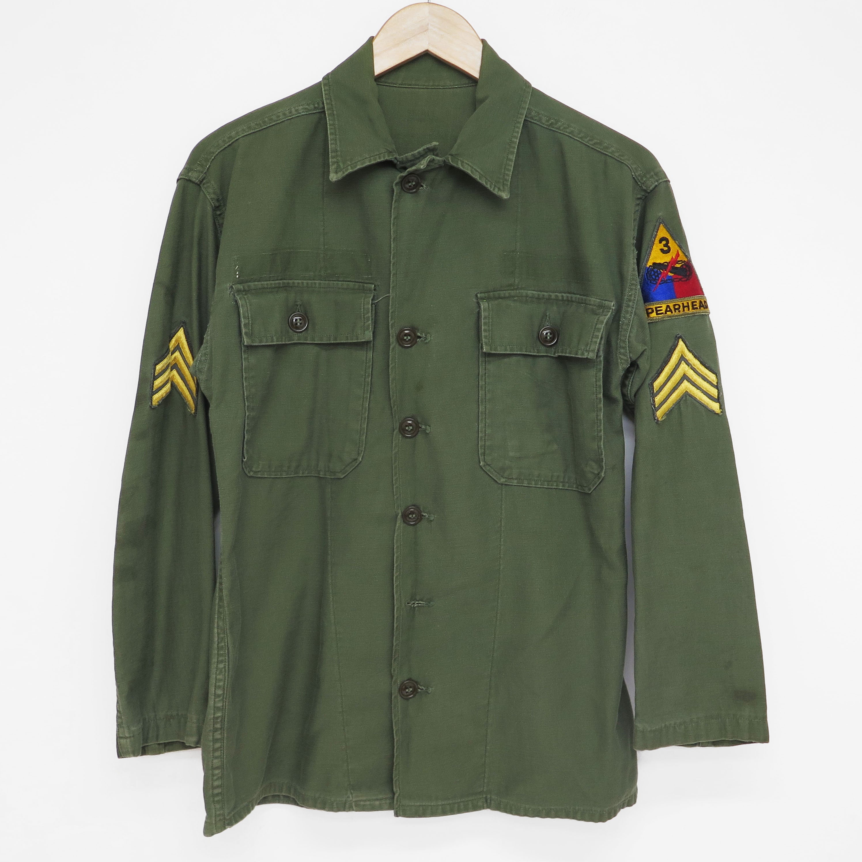 Vintage US Army Utility Shirt P58 1960s - 3rd Armored Division Spearhead Sergeant Patched Military Uniform for Collectors & Reenactment - Perfect for Historical Displays, Cosplay & Military Memorabilia