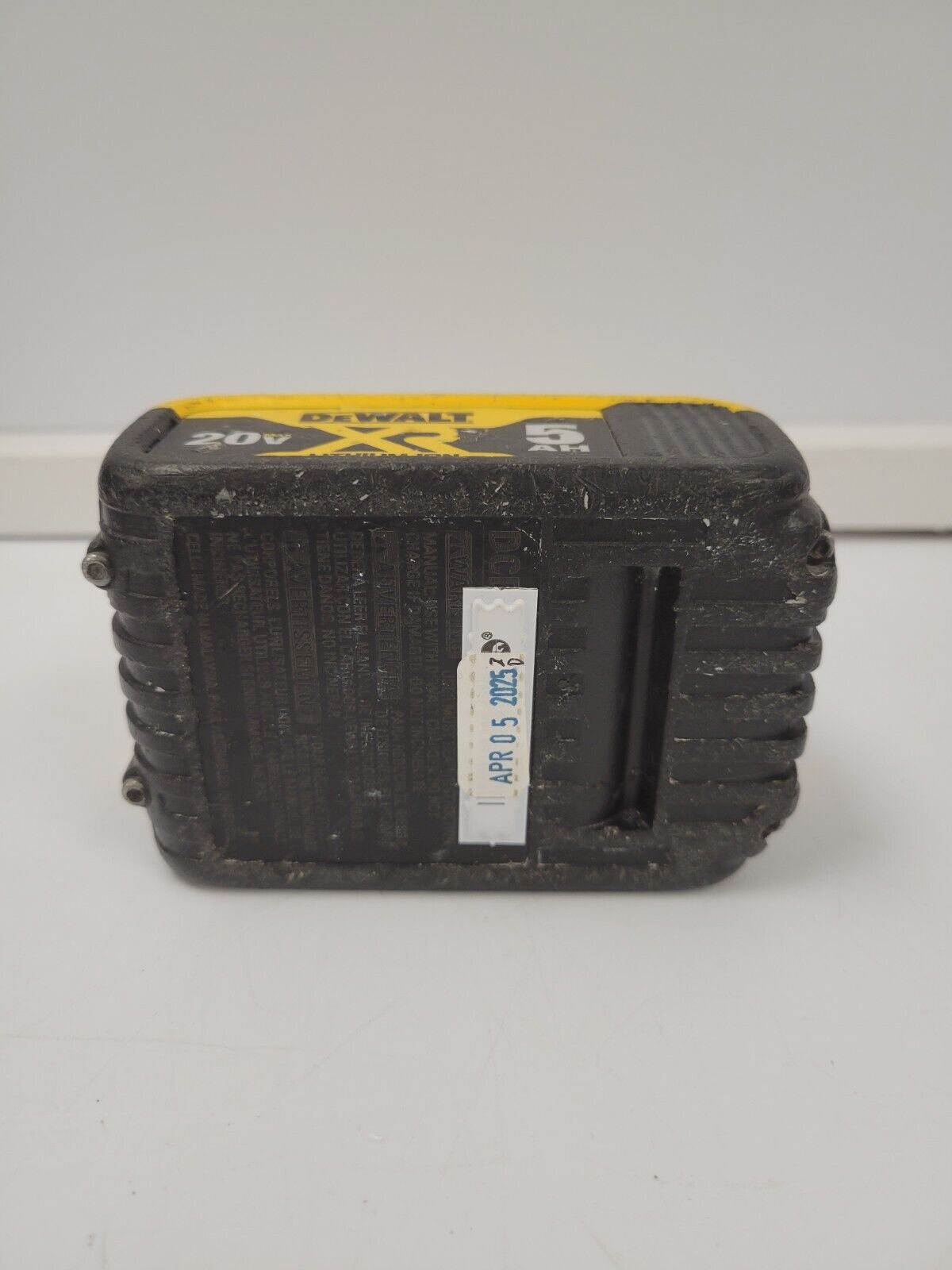 DEWALT 20V MAX 5.0Ah Lithium-Ion Battery Pack - Compatible with DEWALT 20V Tools - Power Drills, Saws, Flashlights & More - Long Lasting Battery for Construction & DIY Projects