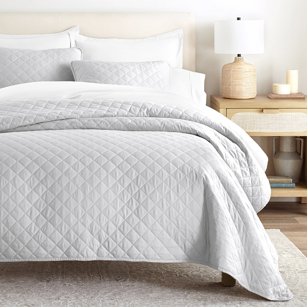 3 Piece Diamond Stitch Quilted Coverlet Set - Queen Size Bedspread with Matching Pillow Shams - Luxury Soft Microfiber Bedding for Cozy Bedroom Decor (Perfect for Master Bedroom, Guest Room & Dorm)