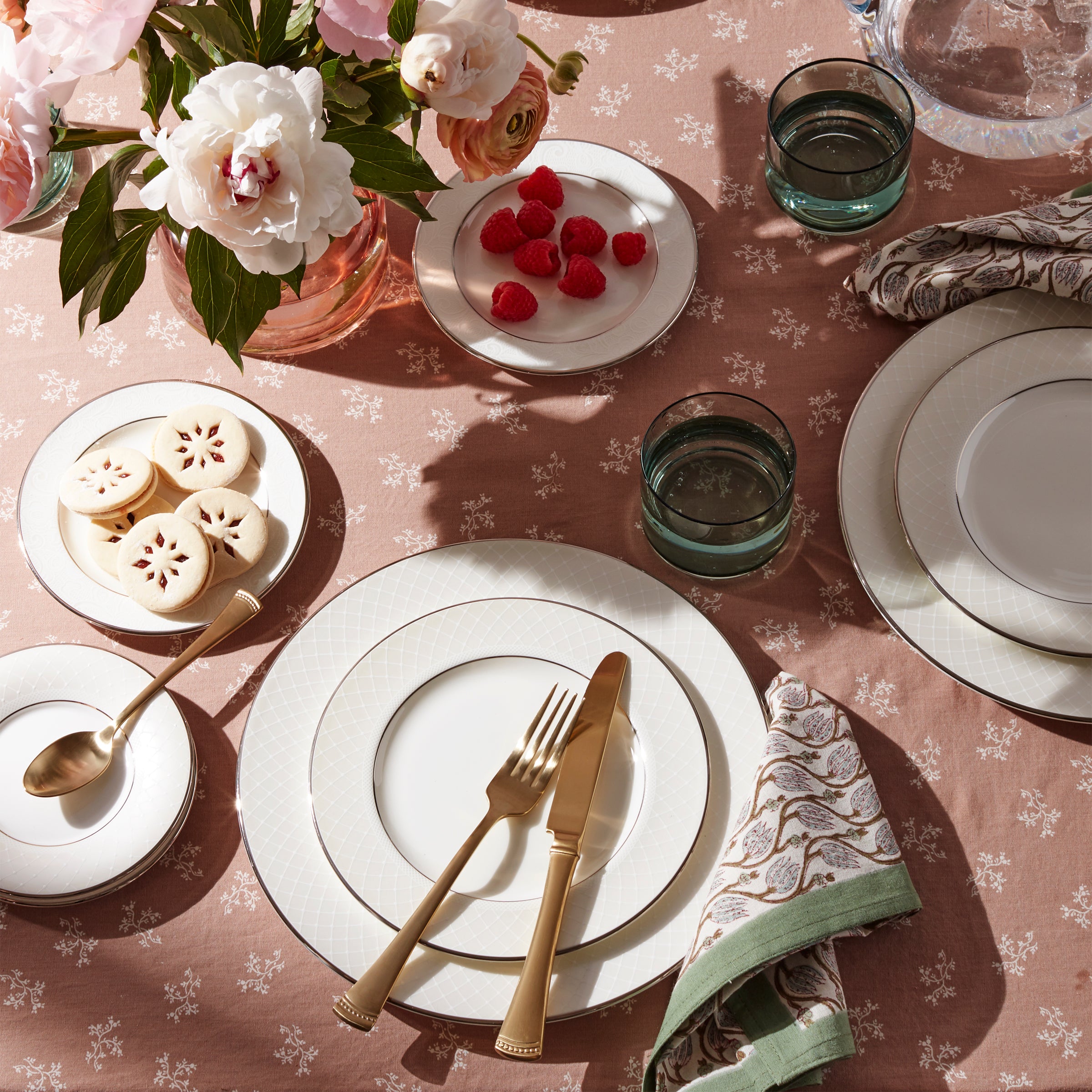 Elegant Venetian Lace Dinner Plates - 12-Piece Set for Fine Dining, Wedding, and Special Occasions - Premium Porcelain with Intricate Lace Design - Perfect for Formal Dinner Parties, Bridal Showers, and Holiday Celebrations