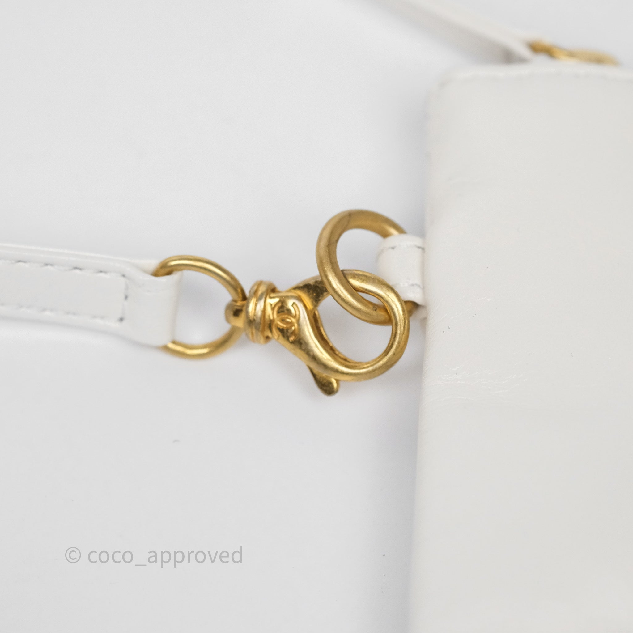 Chanel 22 Medium Handbag in White Shiny Crumpled Calfskin with Aged Gold Hardware - Luxury Shoulder Bag for Women, Perfect for Date Night & Special Occasions