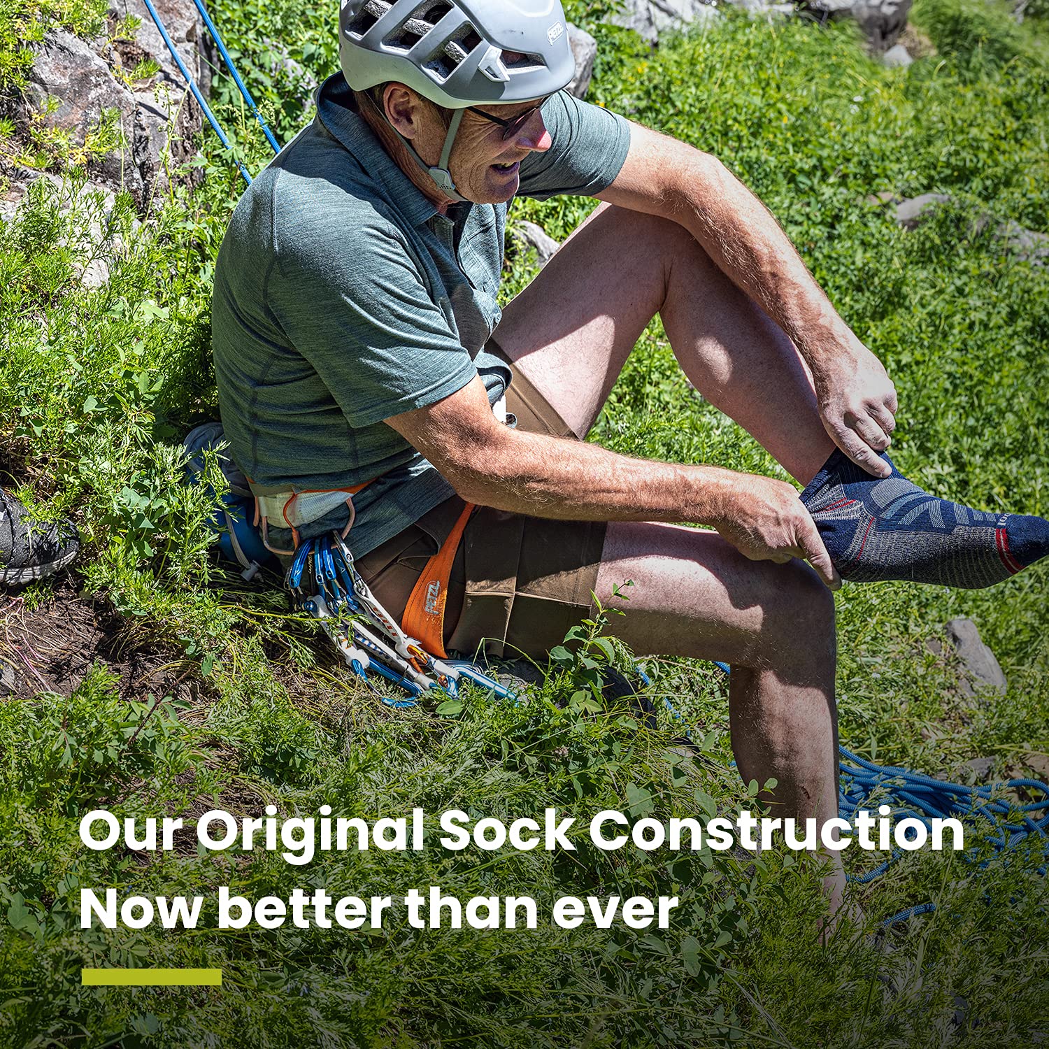 Smartwool Men's Hiking Socks - Light Cushion Crew Socks for Outdoor Adventures, Trekking & Camping - Moisture-Wicking Merino Wool Socks for All-Day Comfort