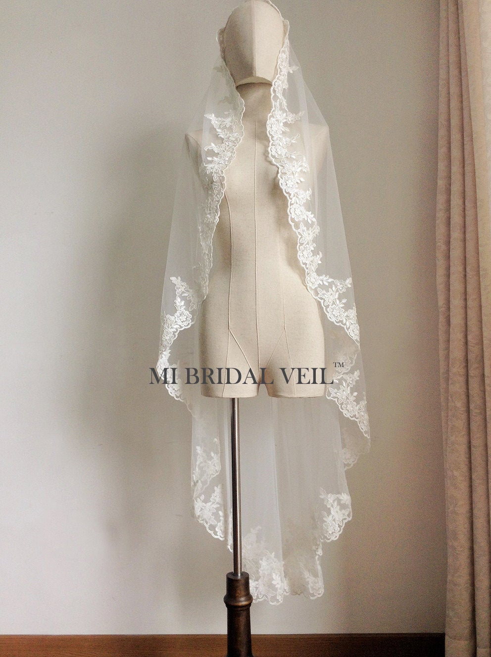 Elegant Mantilla Lace Wedding Veil - Vintage Inspired Rose Lace Bridal Veil for Church, Cathedral & Beach Weddings | Perfect for Brides, First Communion & Quinceañera