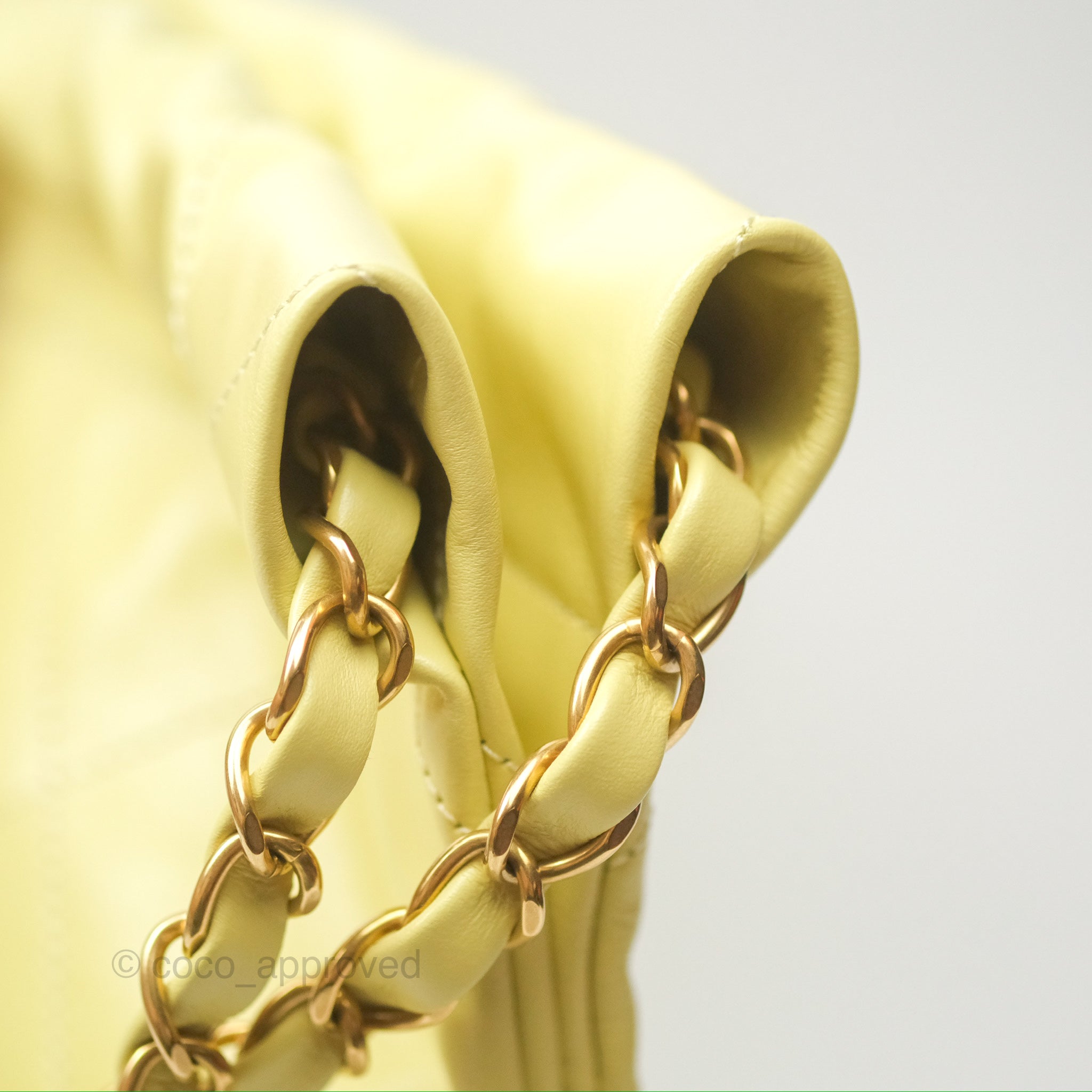 Chanel 22 Small Handbag in Lime Green Shiny Aged Calfskin with Aged Gold Hardware - Luxury Crossbody Bag for Women, Perfect for Parties & Evening Events