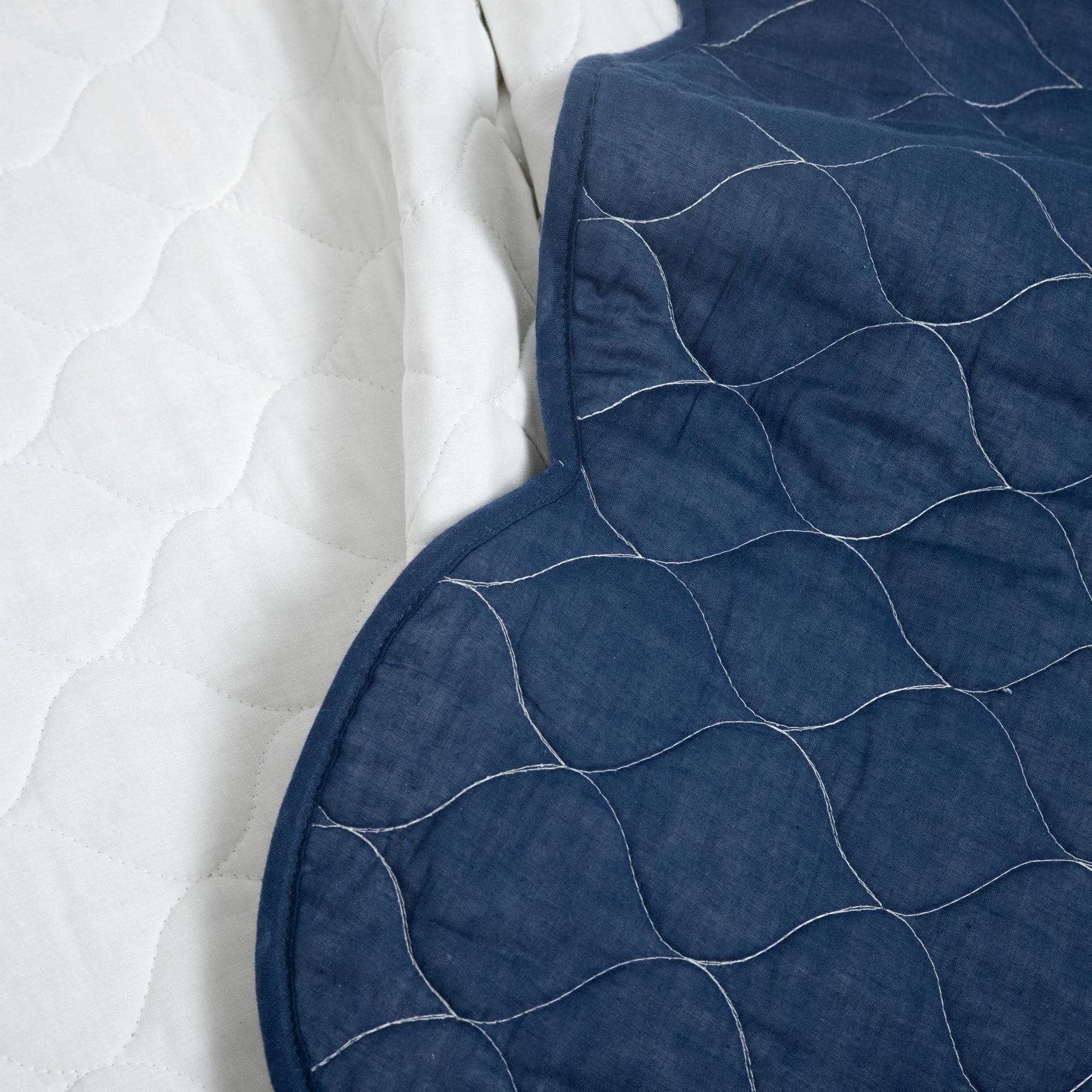 Coastal Chic Scalloped Edge Reversible Quilt 3-Piece Bedding Set | Soft & Breathable Comforter with Duvet Cover & Shams | Perfect for Beach House, Guest Room & Coastal Decor