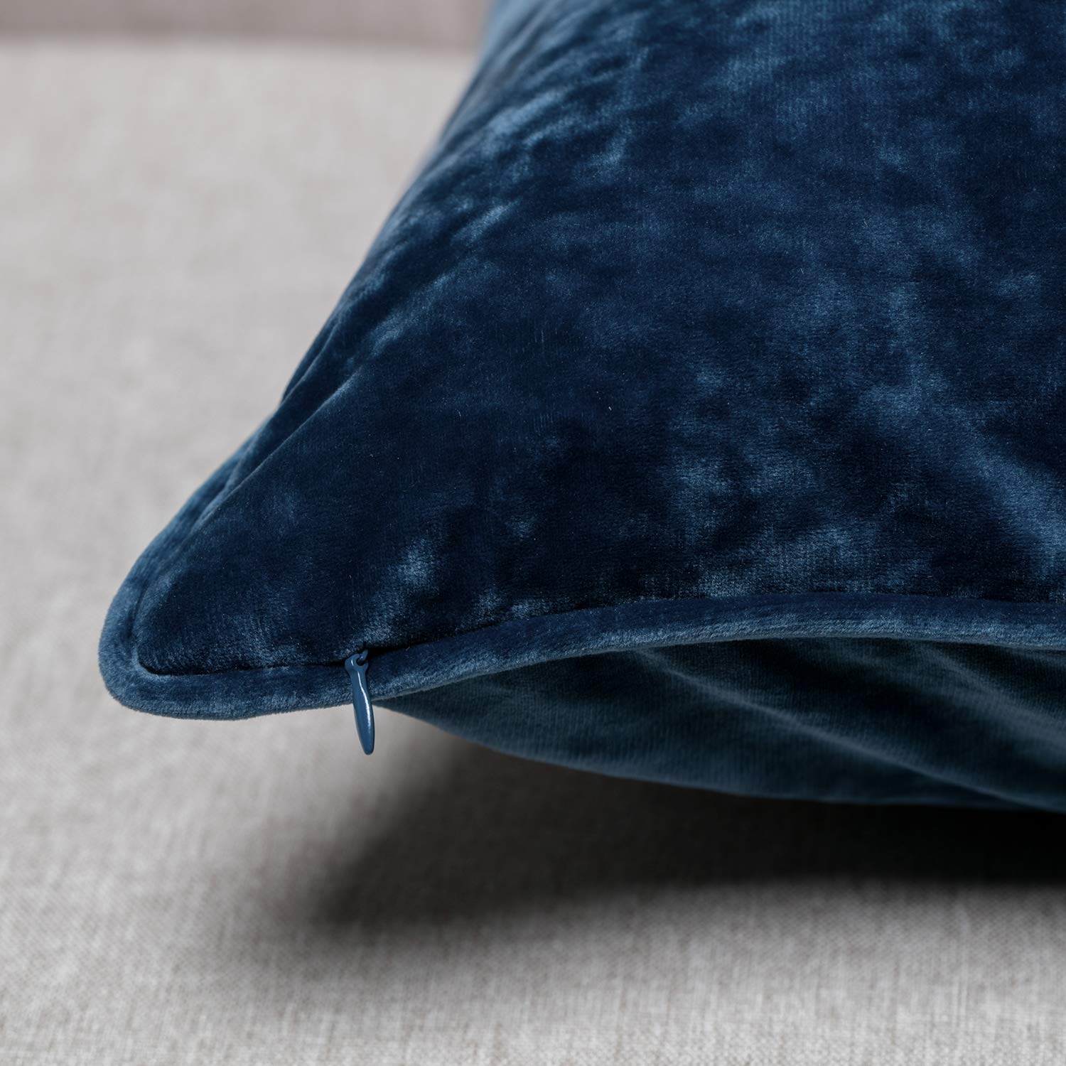 ELEGANT LIFE HOME 2-Pack Velvet Throw Pillow Covers - Crinkle Pattern Decorative Cushion Covers Set, Soft Charcoal Gray Pillow Cases for Sofa, Bed, Car (18x18 Inches) - Perfect for Living Room, Bedroom & Home Decor