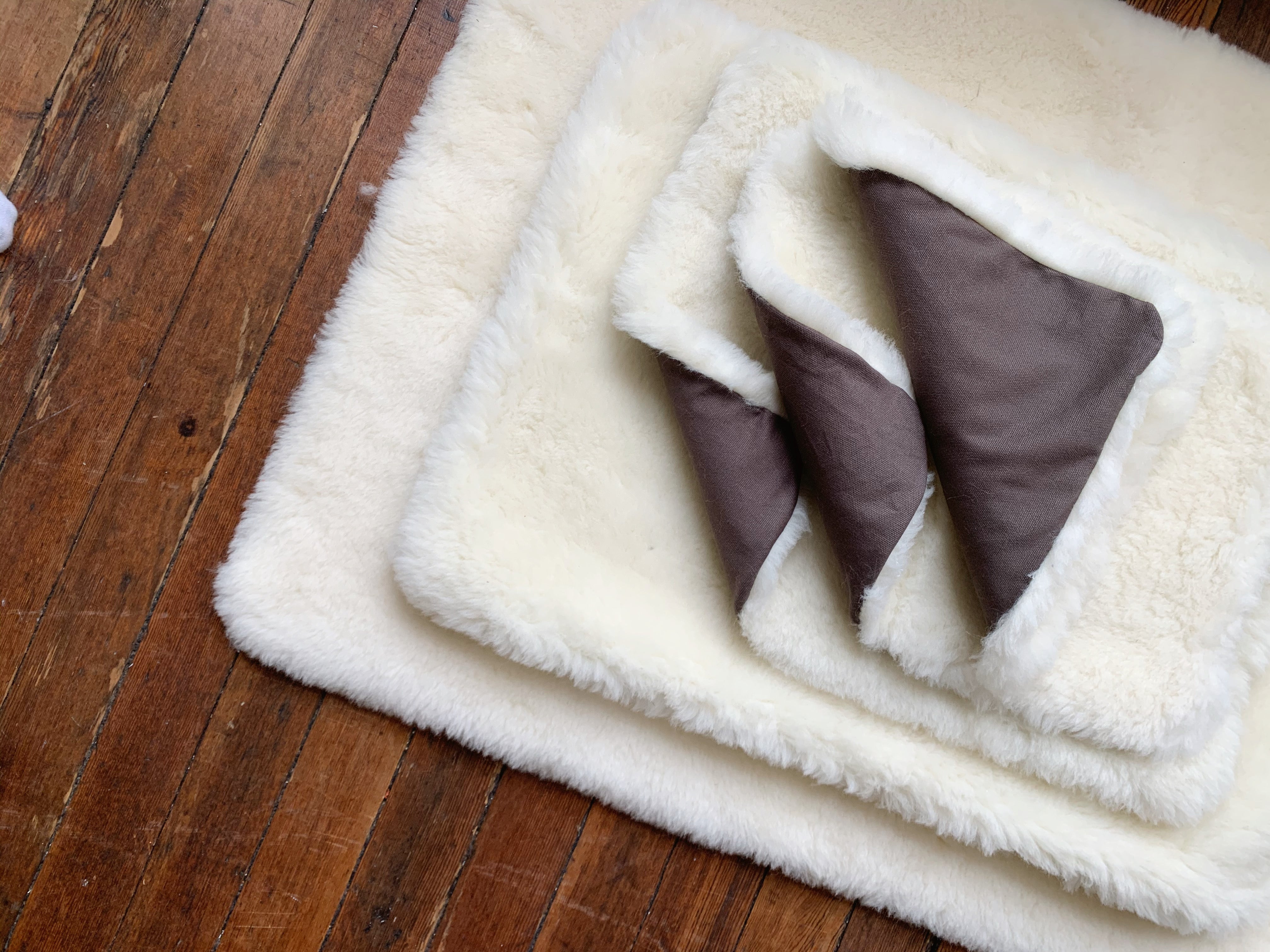 Premium Sheep Wool Pet Mats for Dogs & Cats - Soft & Durable Pet Bed Mat - Perfect for Beds, Floors & Crates - Eco-Friendly & Machine Washable