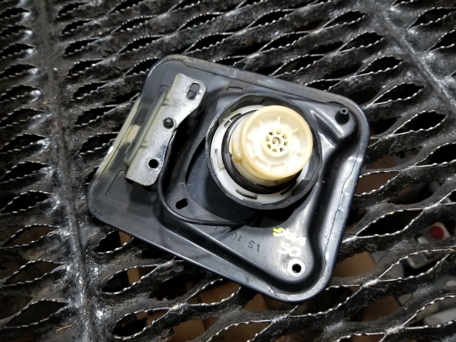2005-2007 Dodge Magnum Replacement Fuel Tank Door with OEM Gas Cap - Perfect for Dodge Magnum SXT, RT & SRT8 Models | Easy Installation for Fuel Access & Maintenance