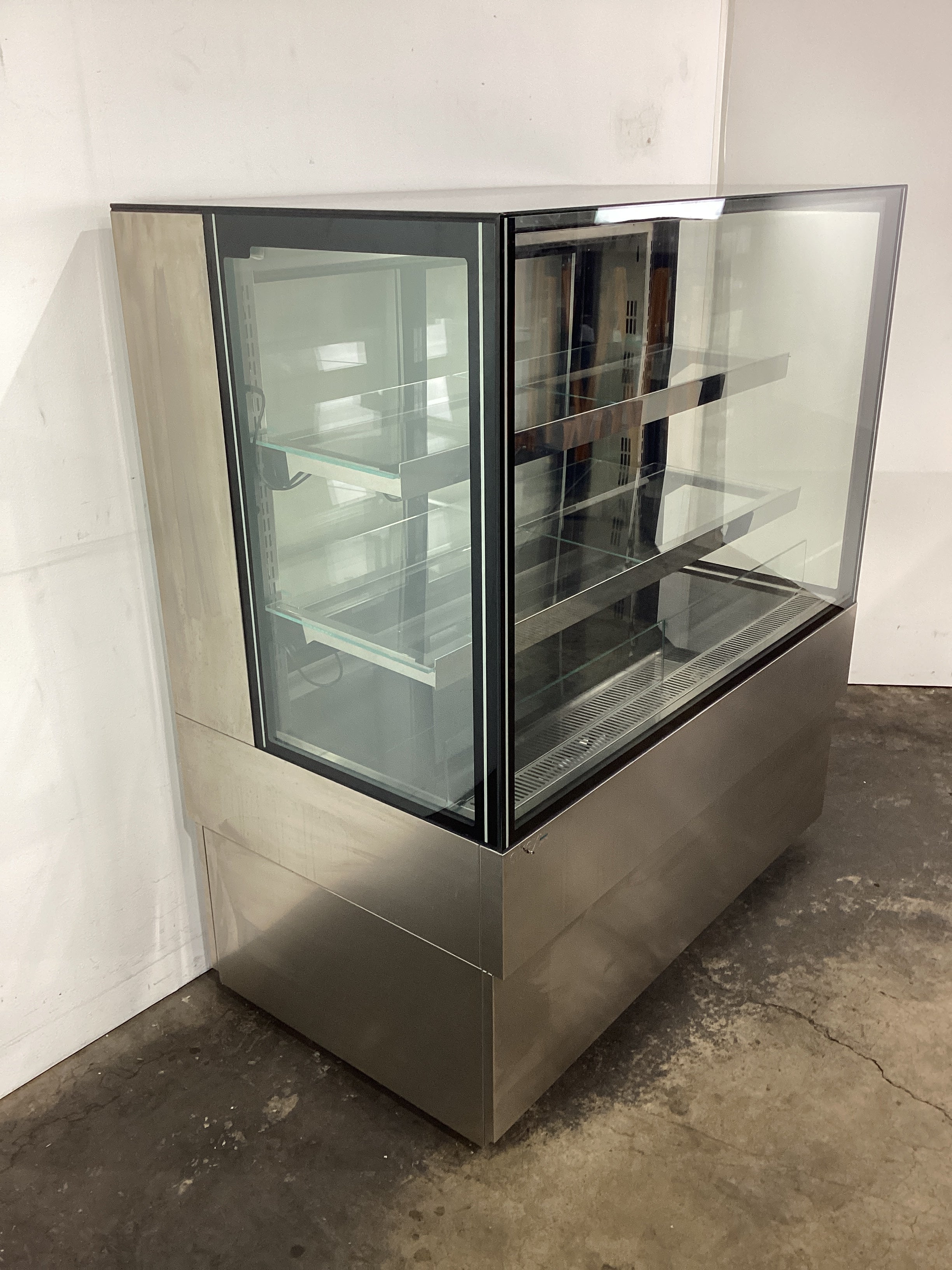 Airex AXR.FDFSSQ.12 Commercial Refrigerated Display Case for Cold Food Storage - Perfect for Restaurants, Delis, and Supermarkets
